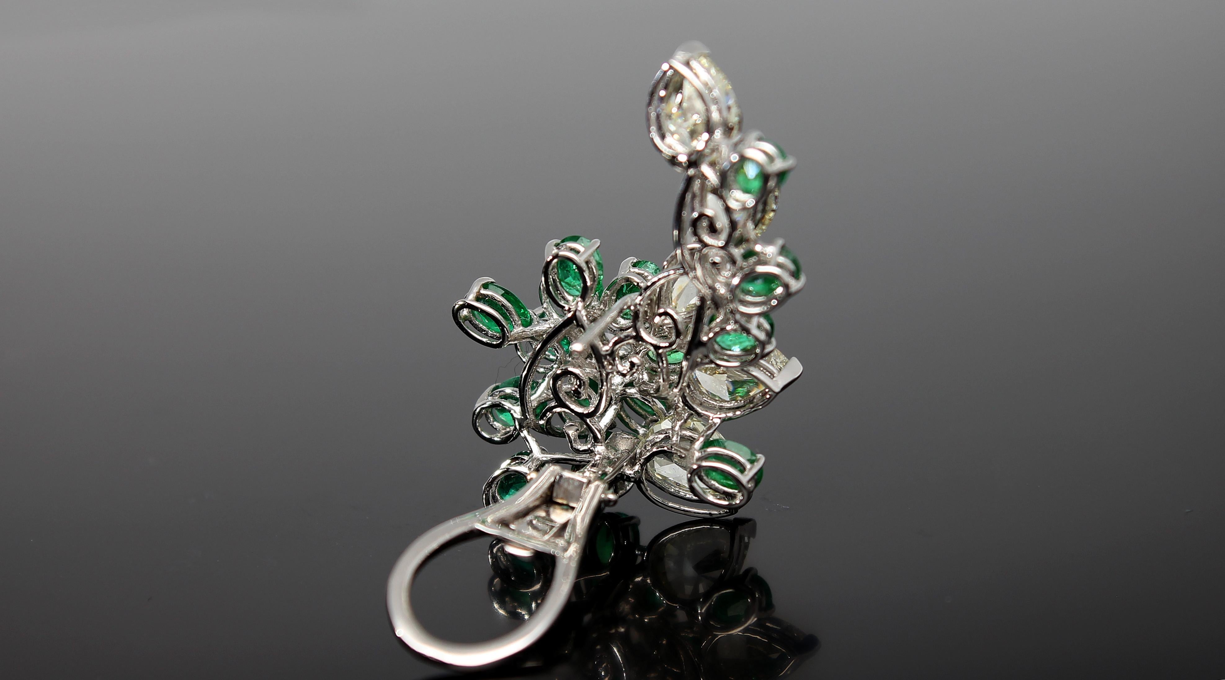 Cluster Earring of Diamonds and Pear-Cut Emeralds 18 Kt White Gold Made in Italy 4