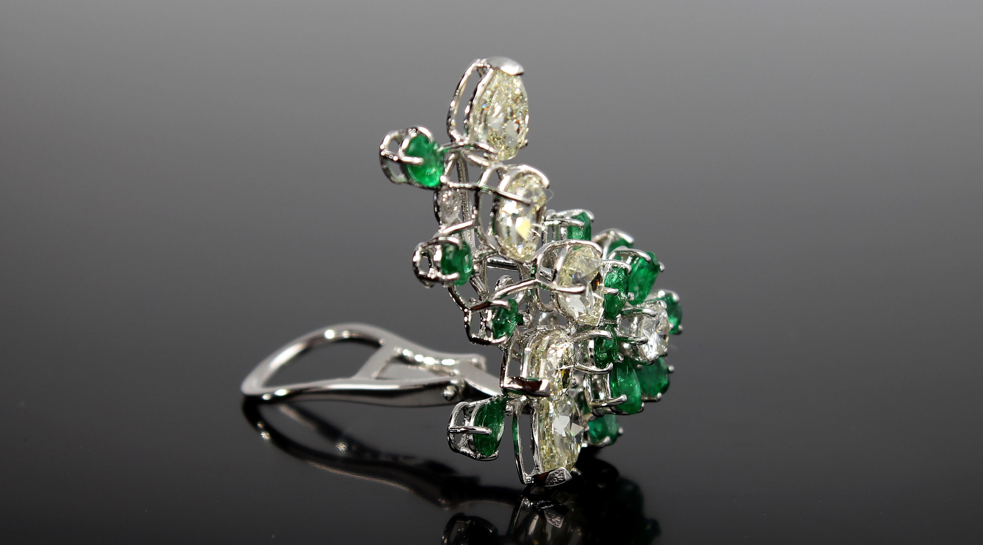 Cluster Earring of Diamonds and Pear-Cut Emeralds 18 Kt White Gold Made in Italy 7