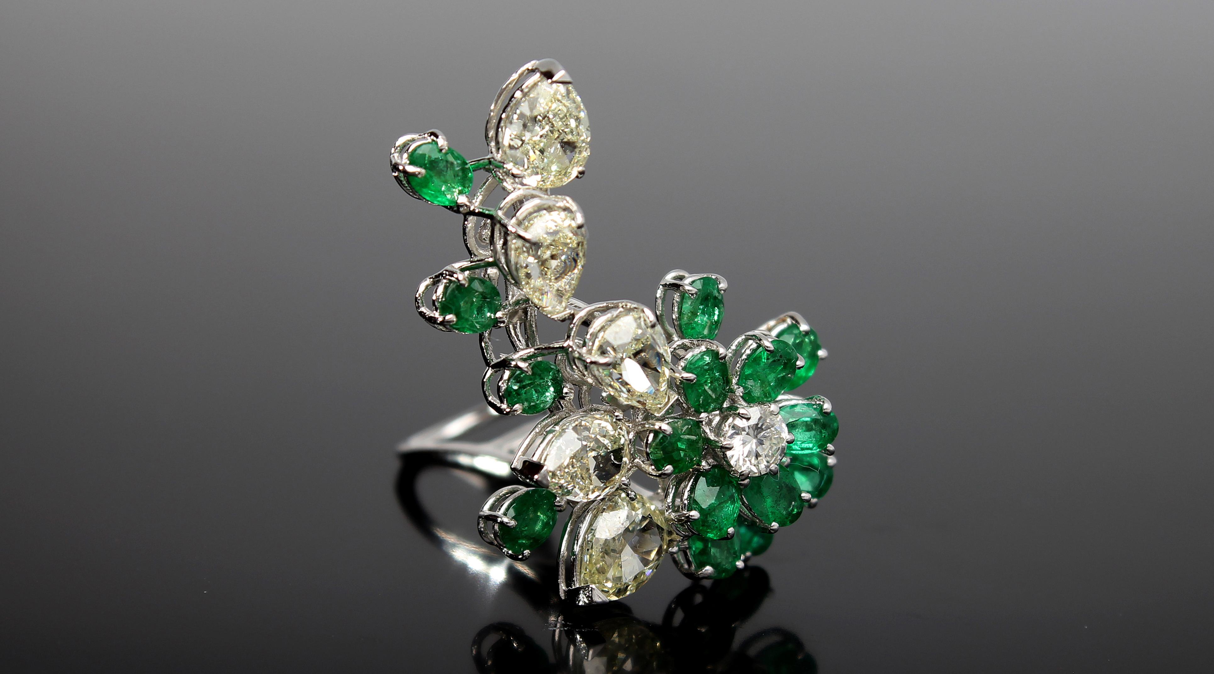 Cluster Earring of Diamonds and Pear-Cut Emeralds 18 Kt White Gold Made in Italy 8