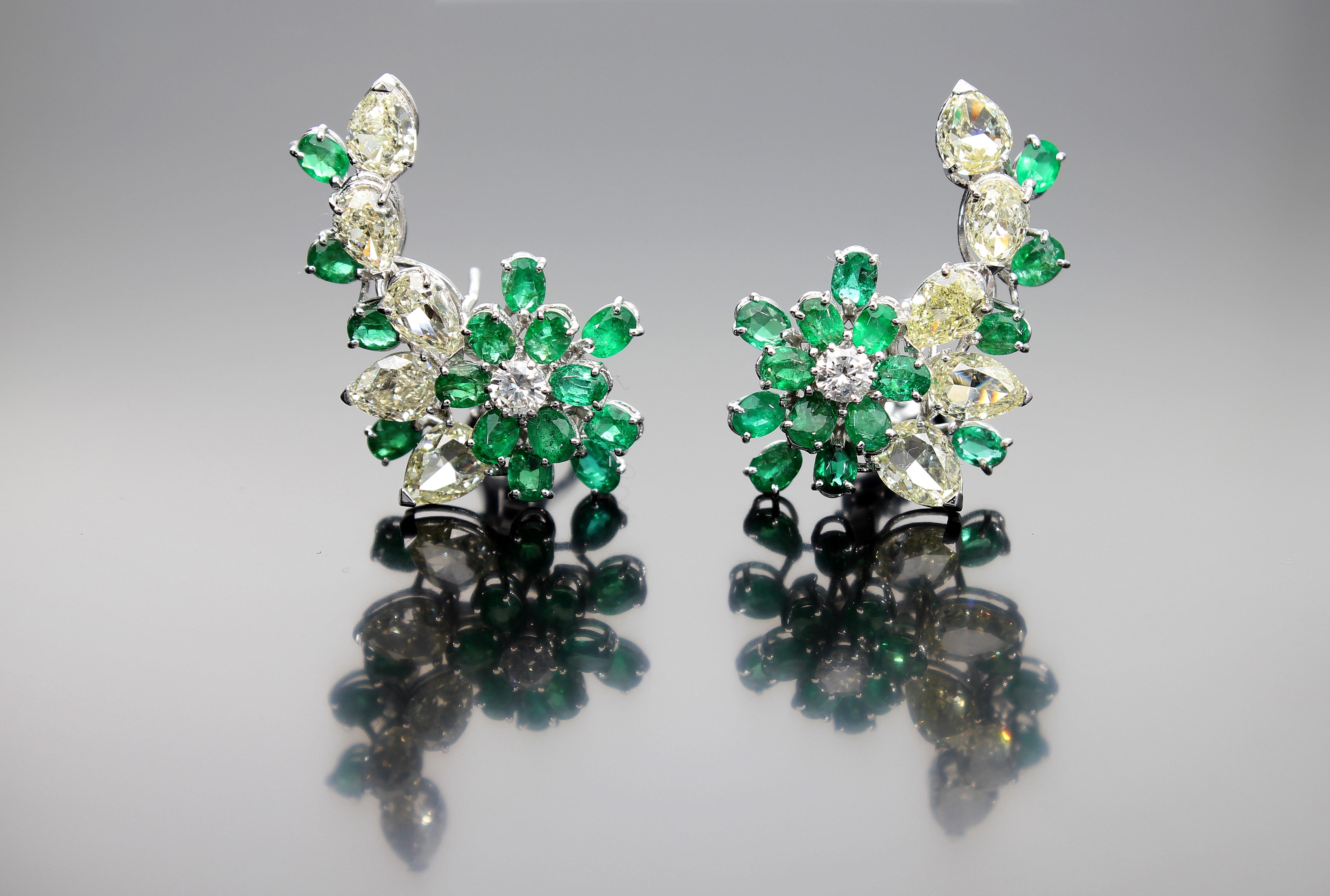 The cluster model earrings with pear-cut diamonds and emeralds, with two brilliant-cut diamonds in the center. N ° 10 pear cut diamonds total weight 8.50 ct
N ° 30 pear cut emeralds total weight 4.90 ct
N ° 2 brilliant cut diamonds total weight 0.48