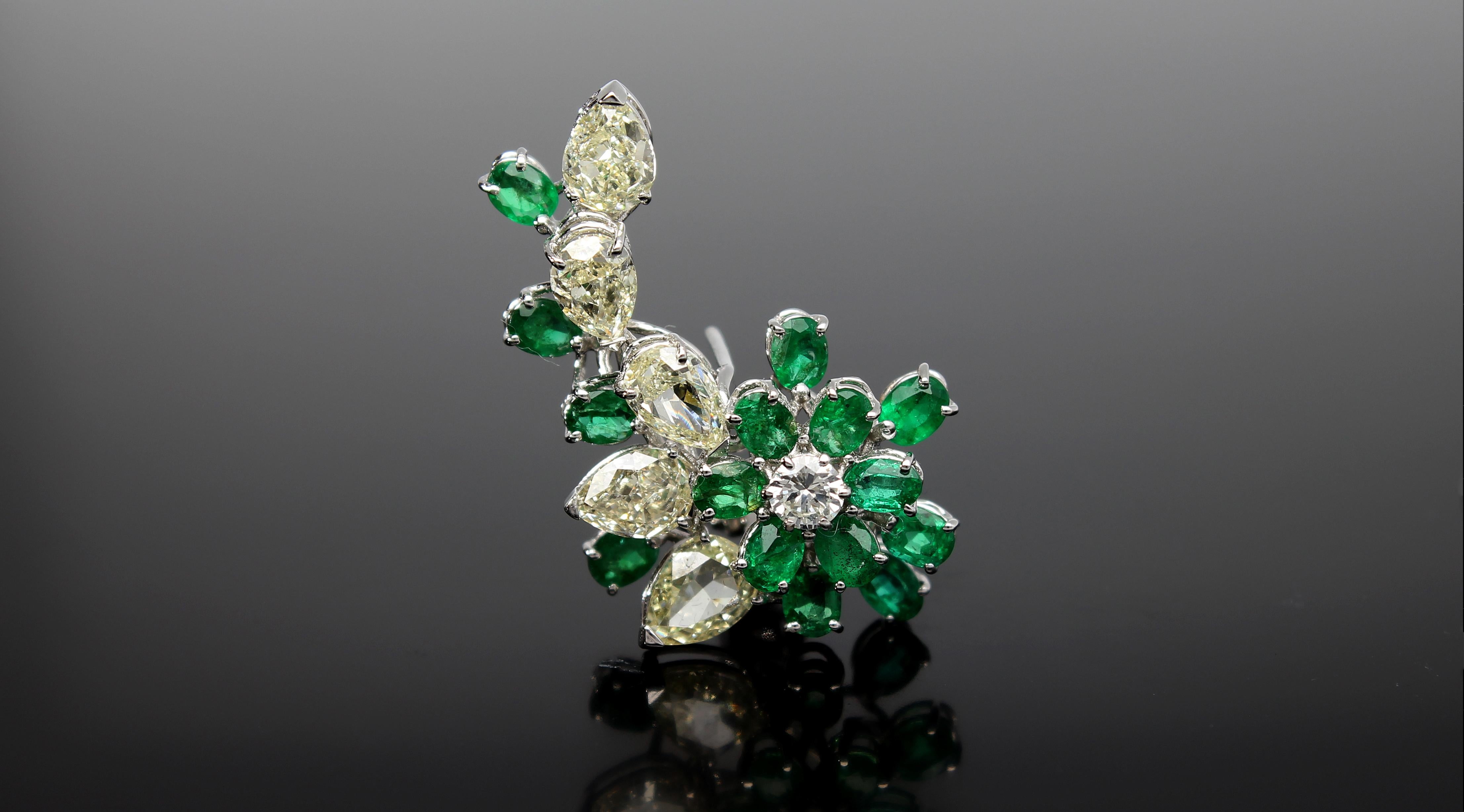 Retro Cluster Earring of Diamonds and Pear-Cut Emeralds 18 Kt White Gold Made in Italy