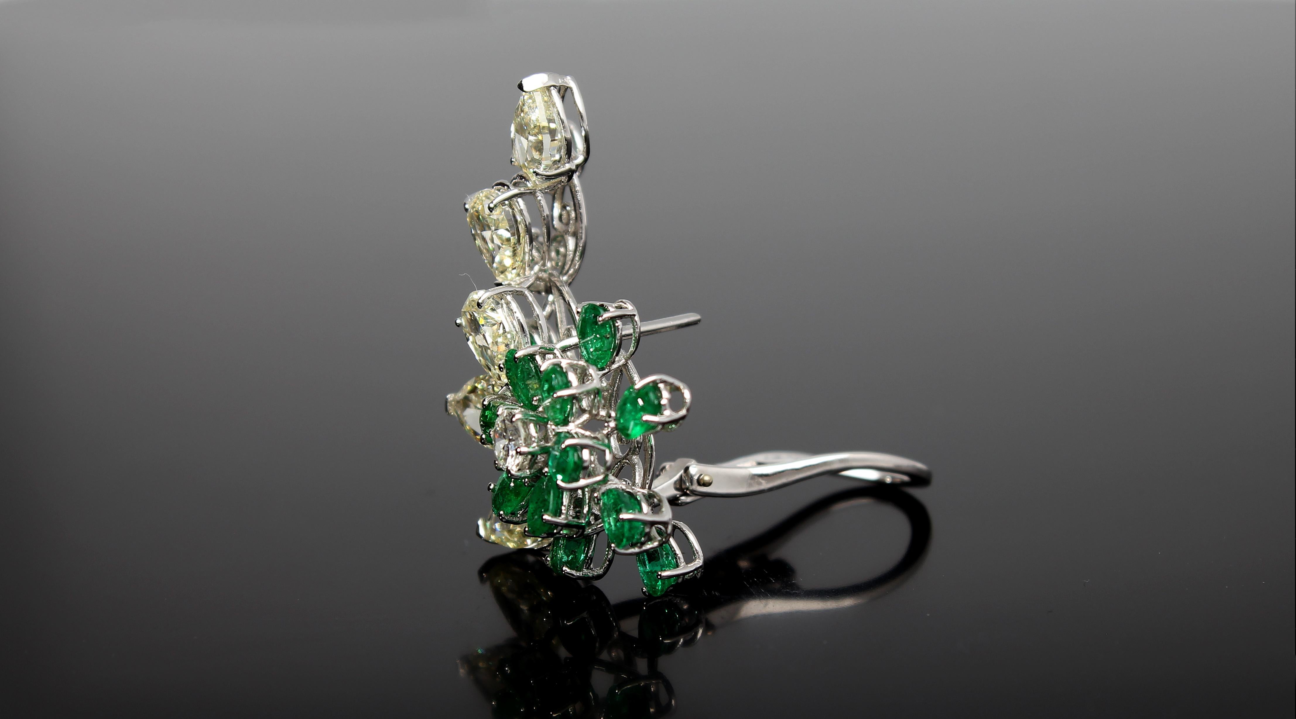 Cluster Earring of Diamonds and Pear-Cut Emeralds 18 Kt White Gold Made in Italy In New Condition In Rome, IT
