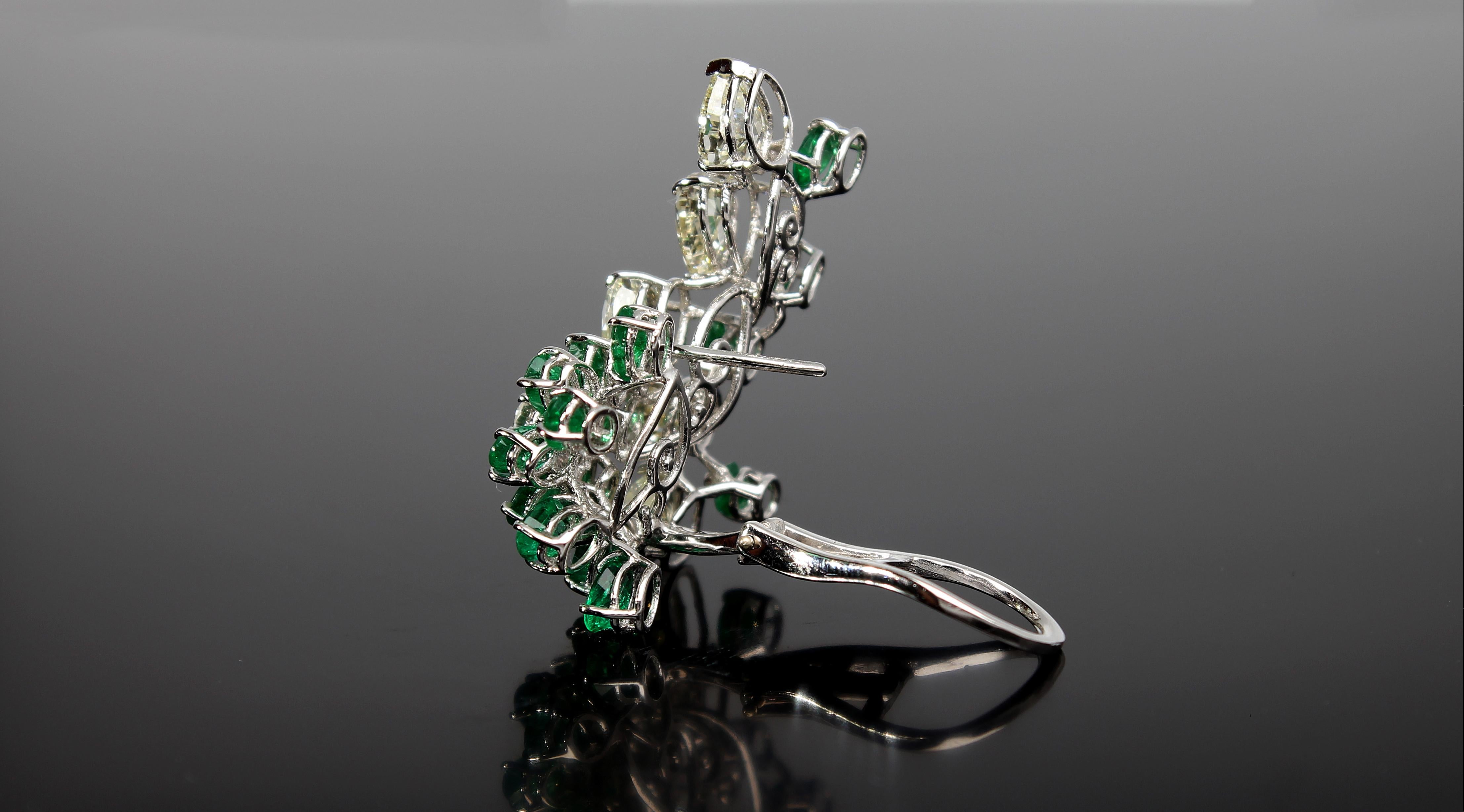 Cluster Earring of Diamonds and Pear-Cut Emeralds 18 Kt White Gold Made in Italy 1