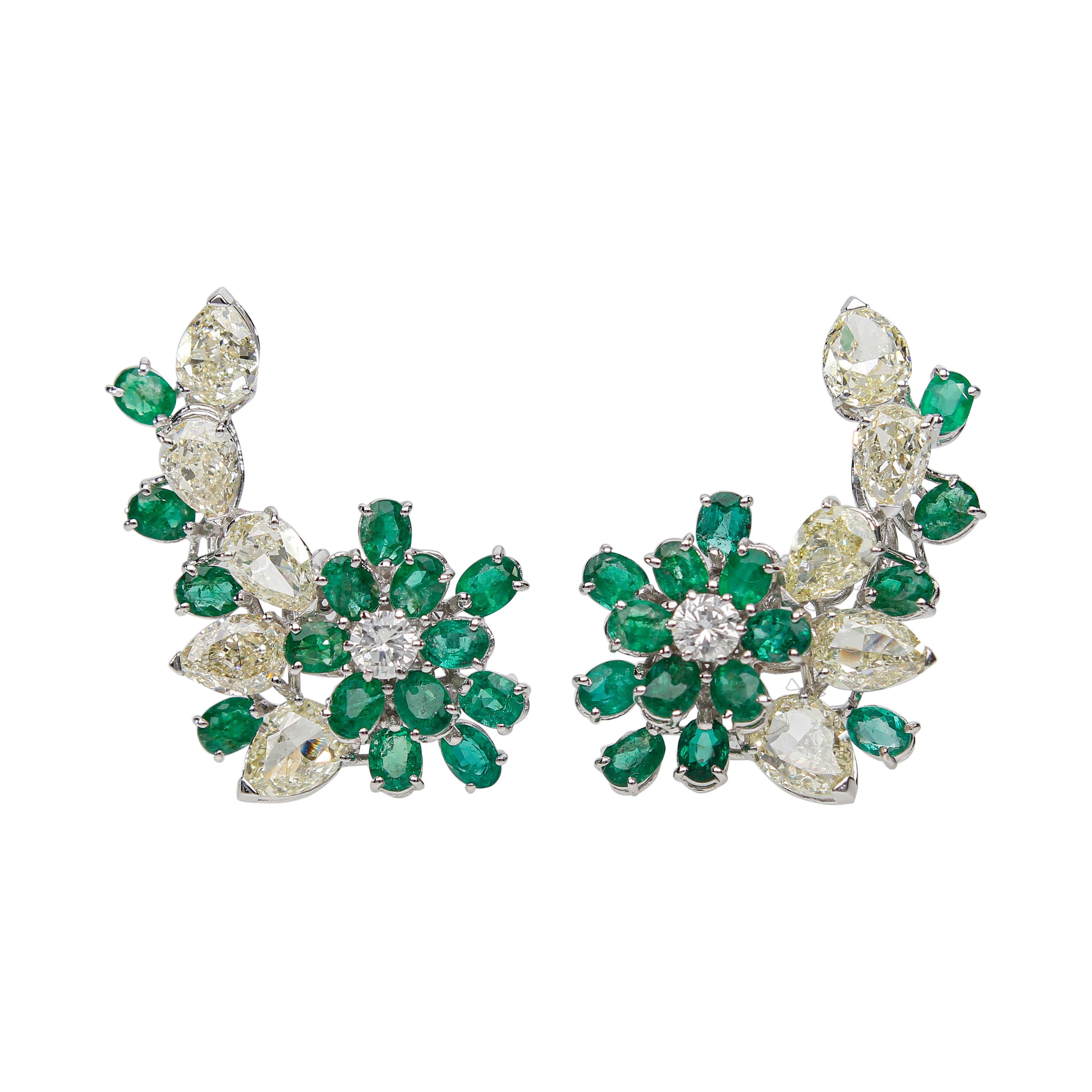 Boucles d'oreilles en grappe, avec diamants de 8,98 carats au total, émeraudes de 4,90 carats au total