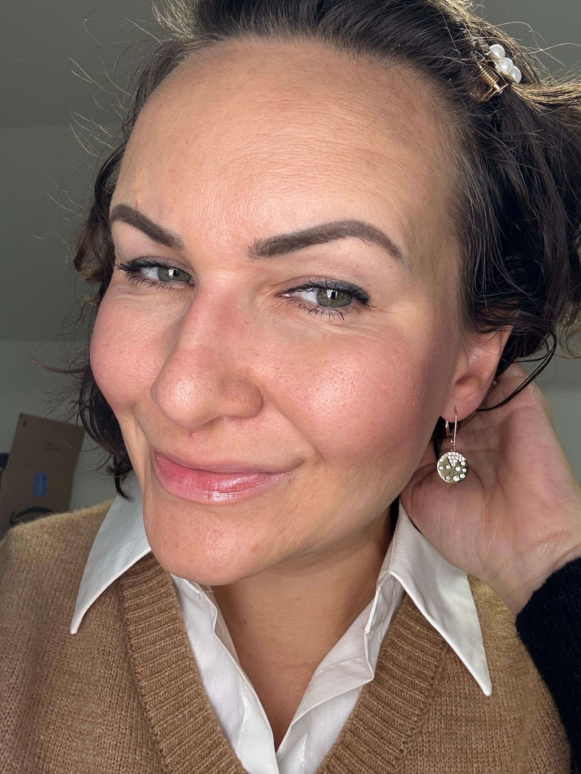 Cluster earrings in 14KT yellow gold round earrings lever back In New Condition For Sale In Jupiter, FL