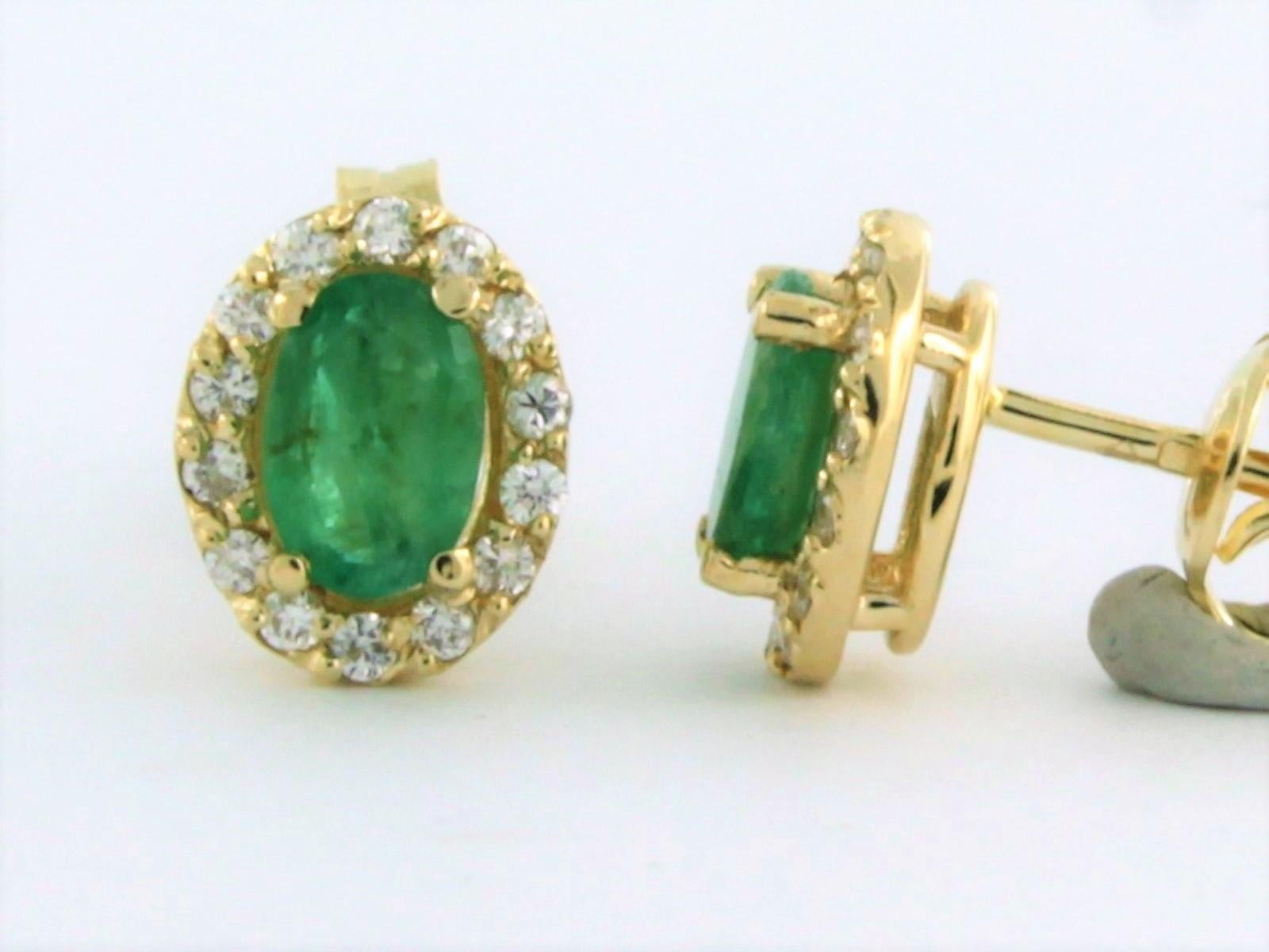 Modern Cluster earrings studs set with emerald and diamonds 14k yellow gold For Sale