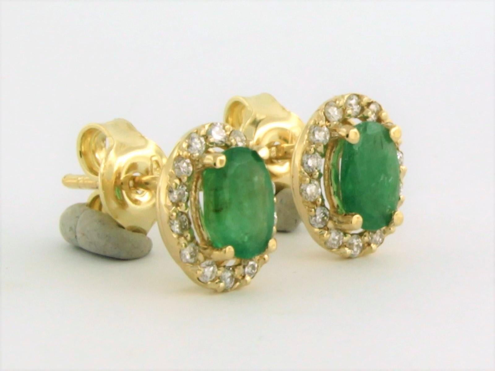Cluster earrings studs set with emerald and diamonds 14k yellow gold In New Condition For Sale In The Hague, ZH