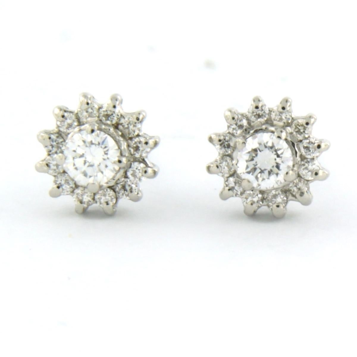 Boucles d'oreilles entourage en or blanc 18k serties de diamants taille brillant jusqu'à 0.34ct - F/G - VS/SI

description détaillée

la taille du goujon est de 6,7 mm de large

poids : 2,0 grammes

avec :

- 2 diamants de taille brillant de 2,9 mm