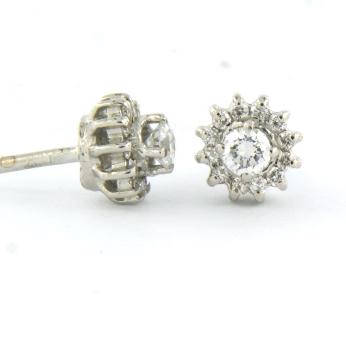 Boucles d'oreilles Cluster studs avec diamants taille brillant jusqu'à 0.34ct Or blanc 18k en vente 1