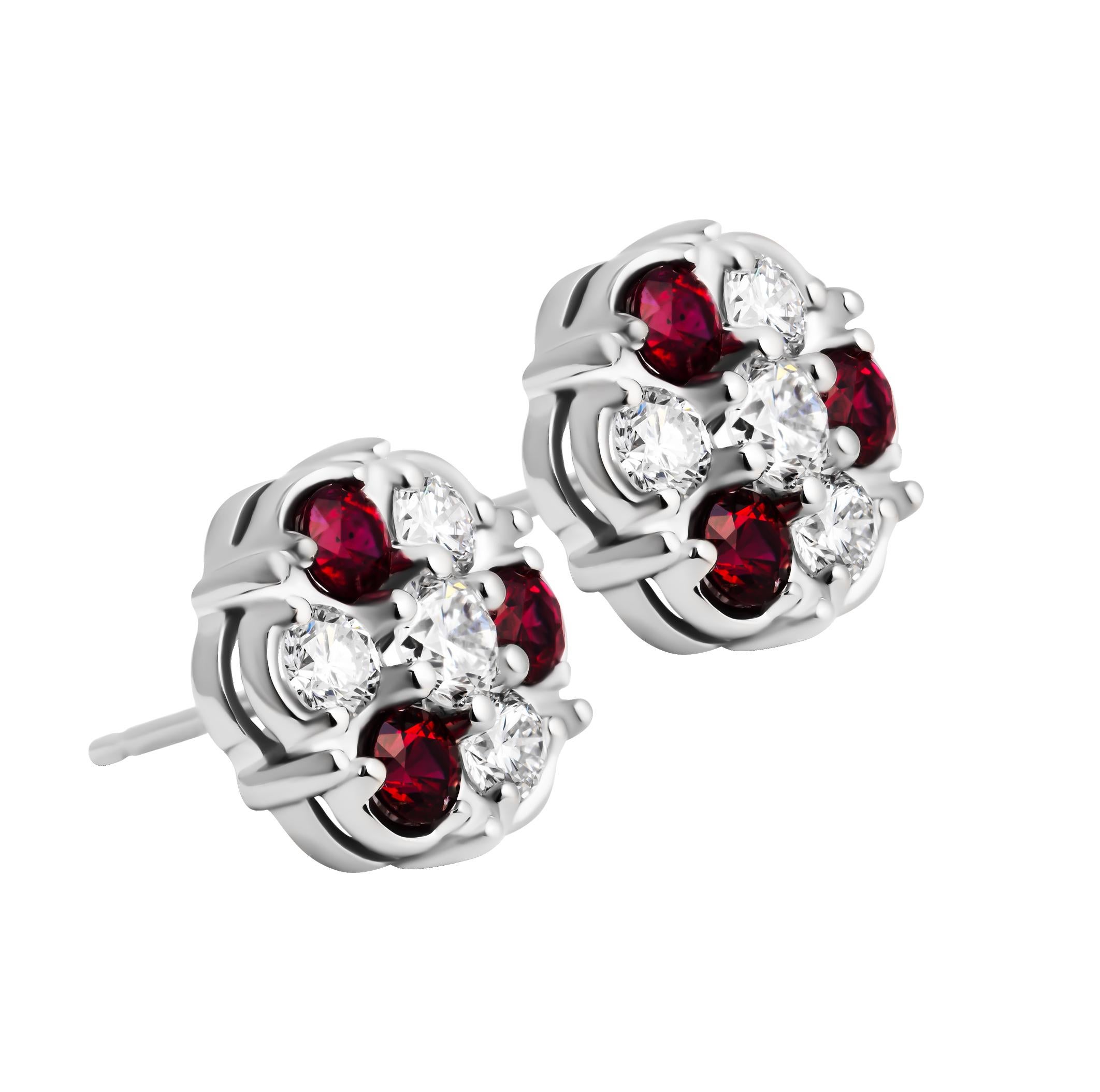Orecchini a grappolo con diamanti e rubini in oro bianco 14
Diamanti e rubini rotondi
Peso totale in carati dei diamanti: 0,72ct 
Peso totale in carati dei rubini: 0,60ct 

