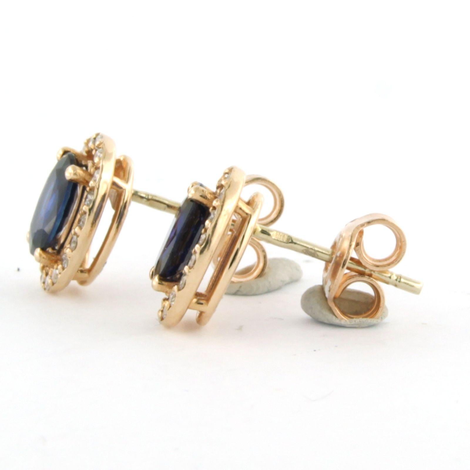 14k pink gold entourage stud earrings set with a sapphire in the center. 1.28ct and brilliant cut diamonds up to. 0.20ct - F/G - VS/SI

detailed description

the top of the ear stud is 1.0 cm long by 8.2 mm wide

weight 2.3 grams

set with

- 2 x