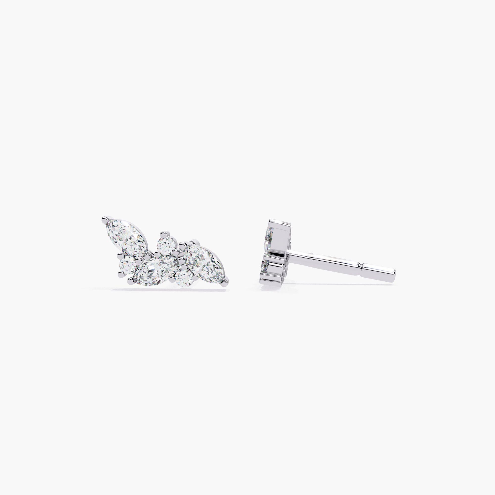 Los Pendientes de Novia Racimo Elegante son una mezcla perfecta de sofisticación y estilo. Fabricados en oro de 14k, estos pendientes muestran diamantes naturales en una impresionante talla redonda y ovalada, dispuestos en un diseño único de varias