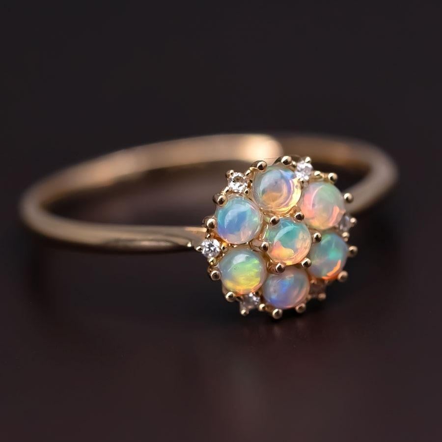 Arts and Crafts Bague de fiançailles grappe en or jaune 18 carats, opale massive et diamants en vente