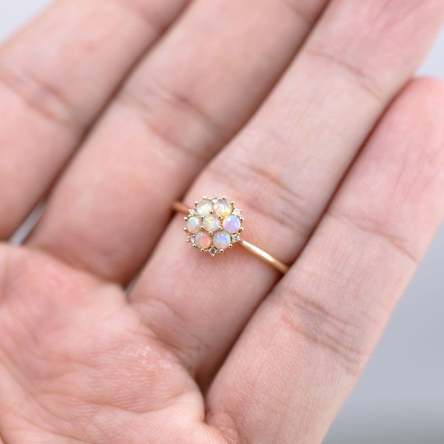 Taille brillant Bague de fiançailles grappe en or jaune 18 carats, opale massive et diamants en vente