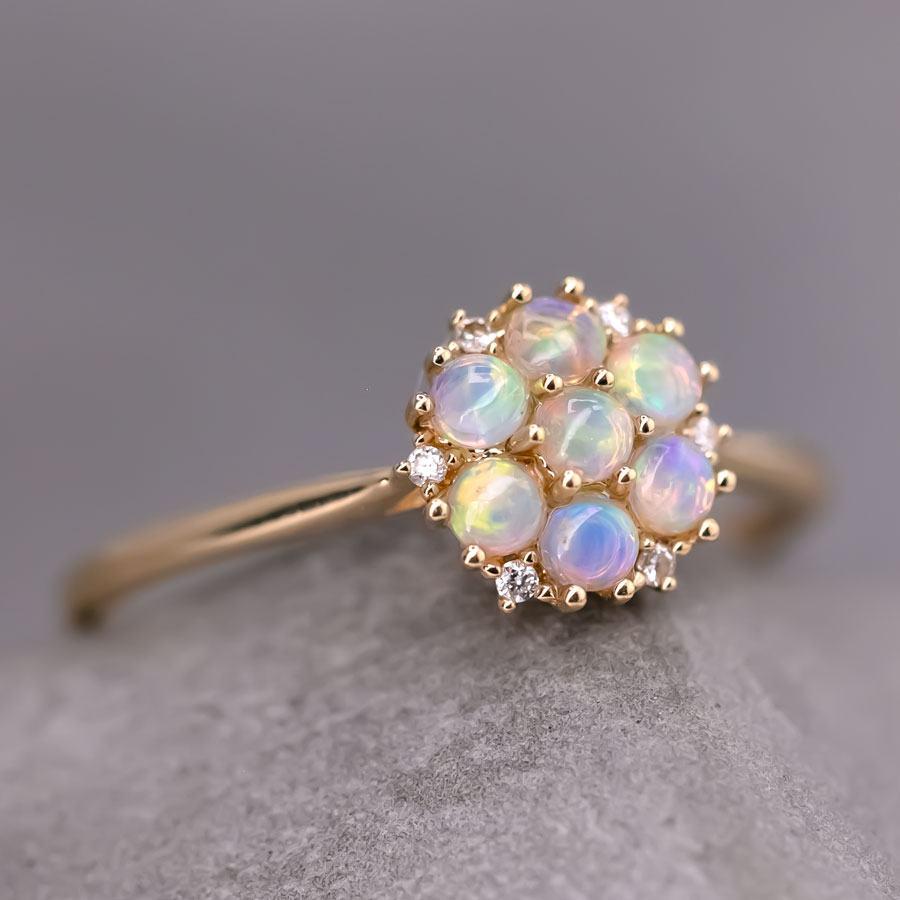 Bague de fiançailles grappe en or jaune 18 carats, opale massive et diamants Neuf - En vente à Suwanee, GA