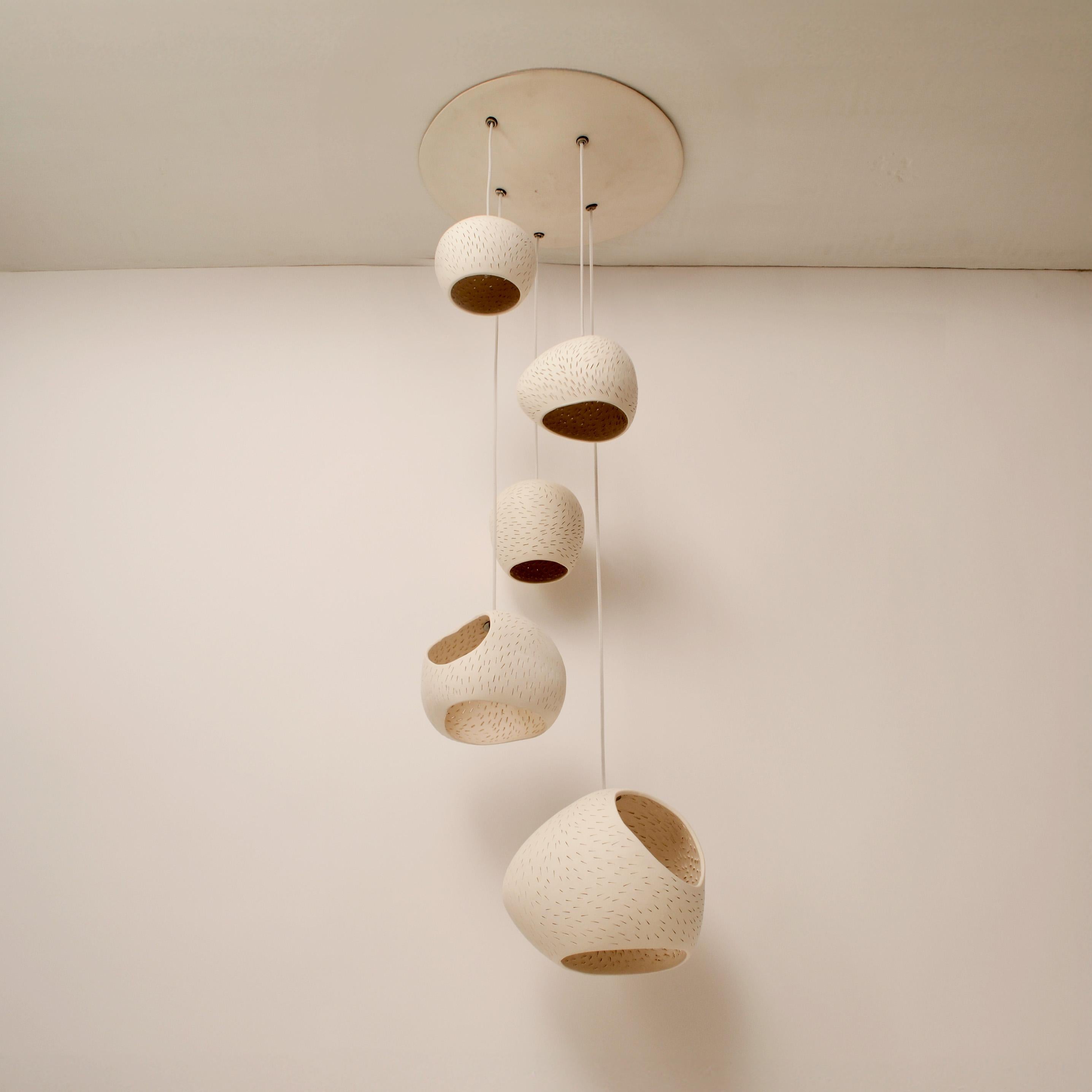 Organique GROUPE CINQ • Ligne • Lampe suspendue en céramique faite à la main • Lustre contemporain en vente