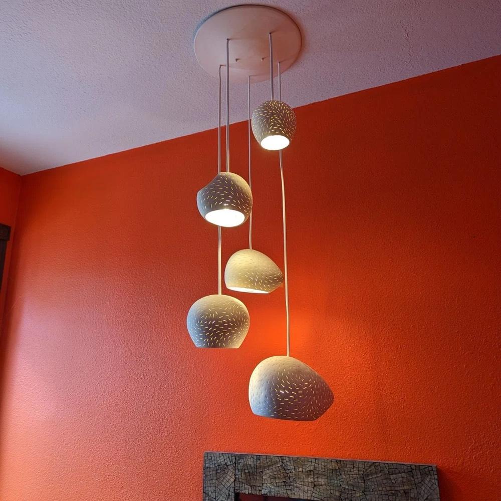 Am�éricain GROUPE CINQ • Ligne • Lampe suspendue en céramique faite à la main • Lustre contemporain en vente