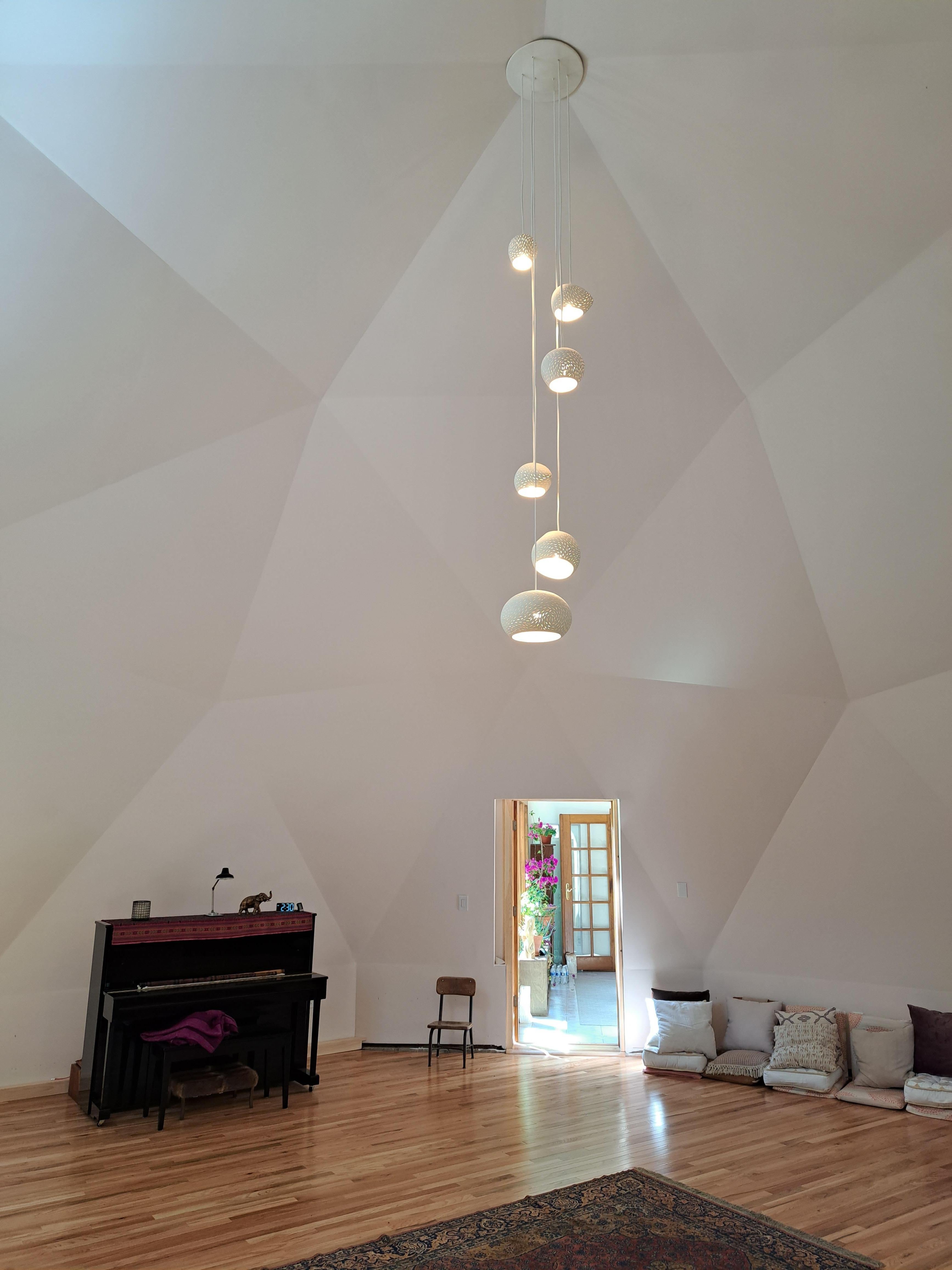 Moulage GROUPE CINQ • Ligne • Lampe suspendue en céramique faite à la main • Lustre contemporain en vente