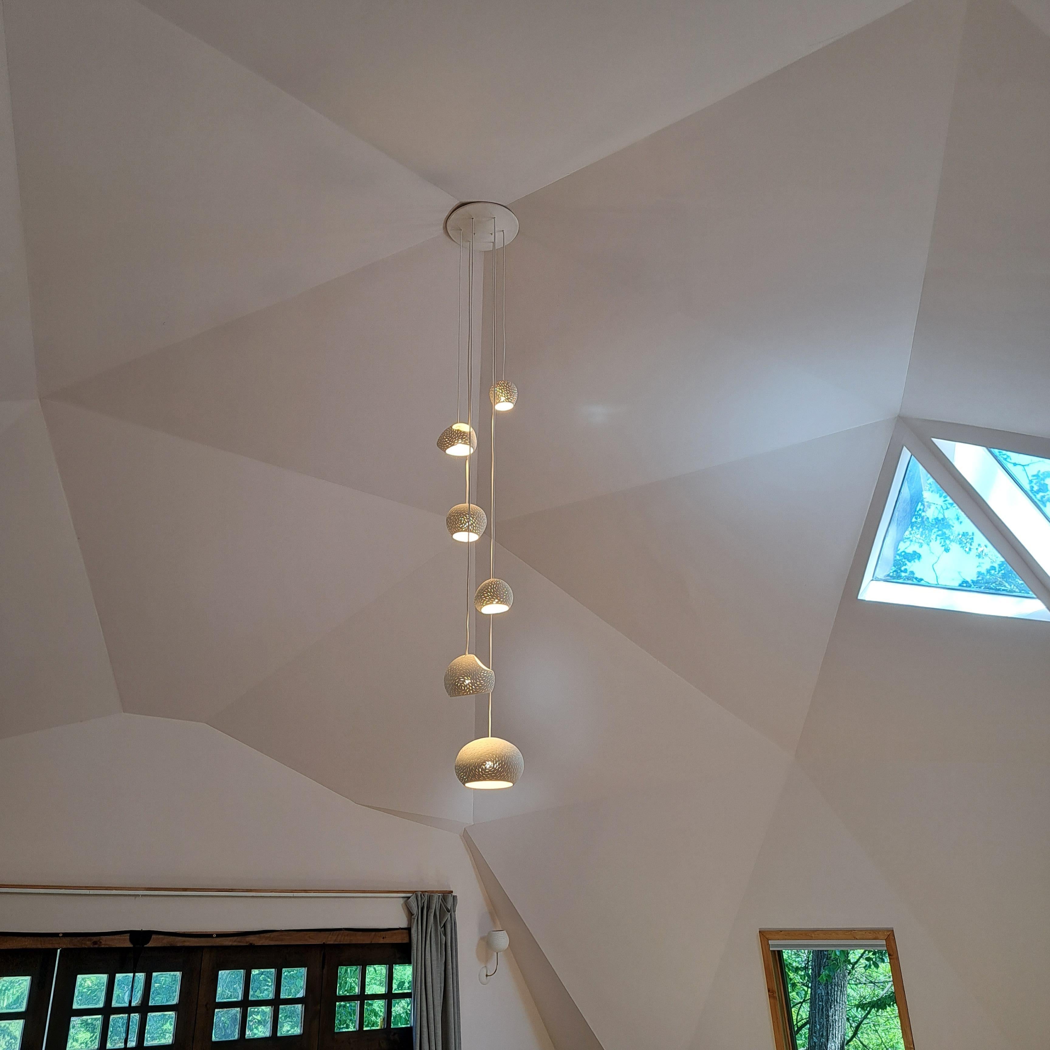 GROUPE CINQ • Ligne • Lampe suspendue en céramique faite à la main • Lustre contemporain Neuf - En vente à Troy, NY
