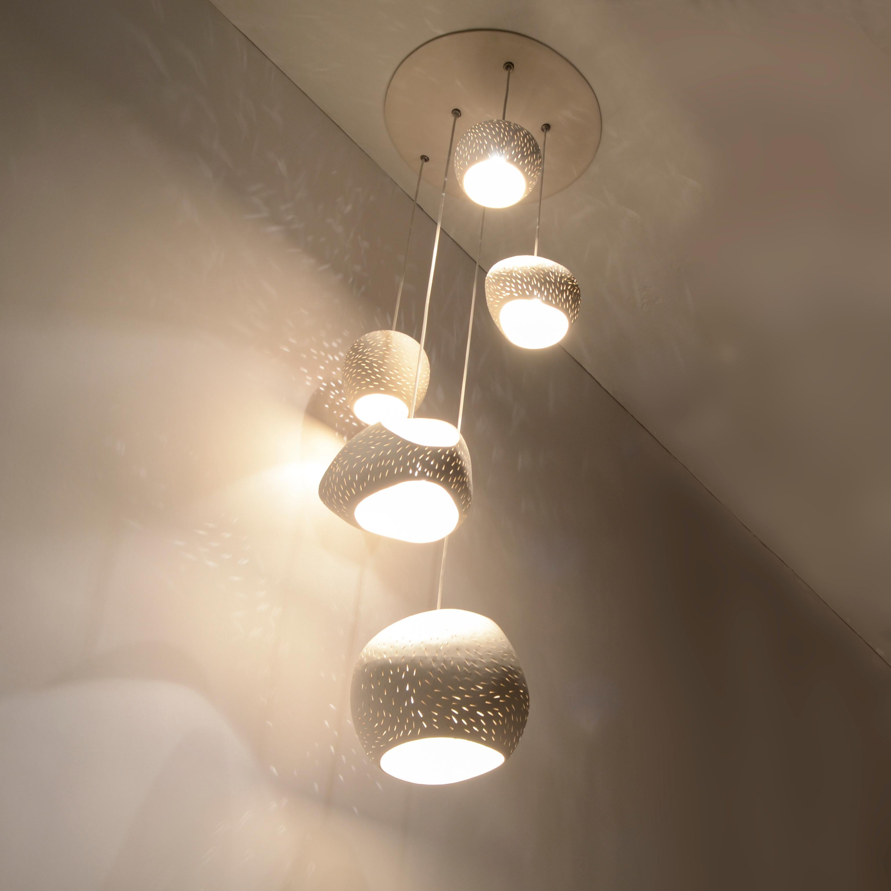 XXIe siècle et contemporain GROUPE CINQ • Ligne • Lampe suspendue en céramique faite à la main • Lustre contemporain en vente