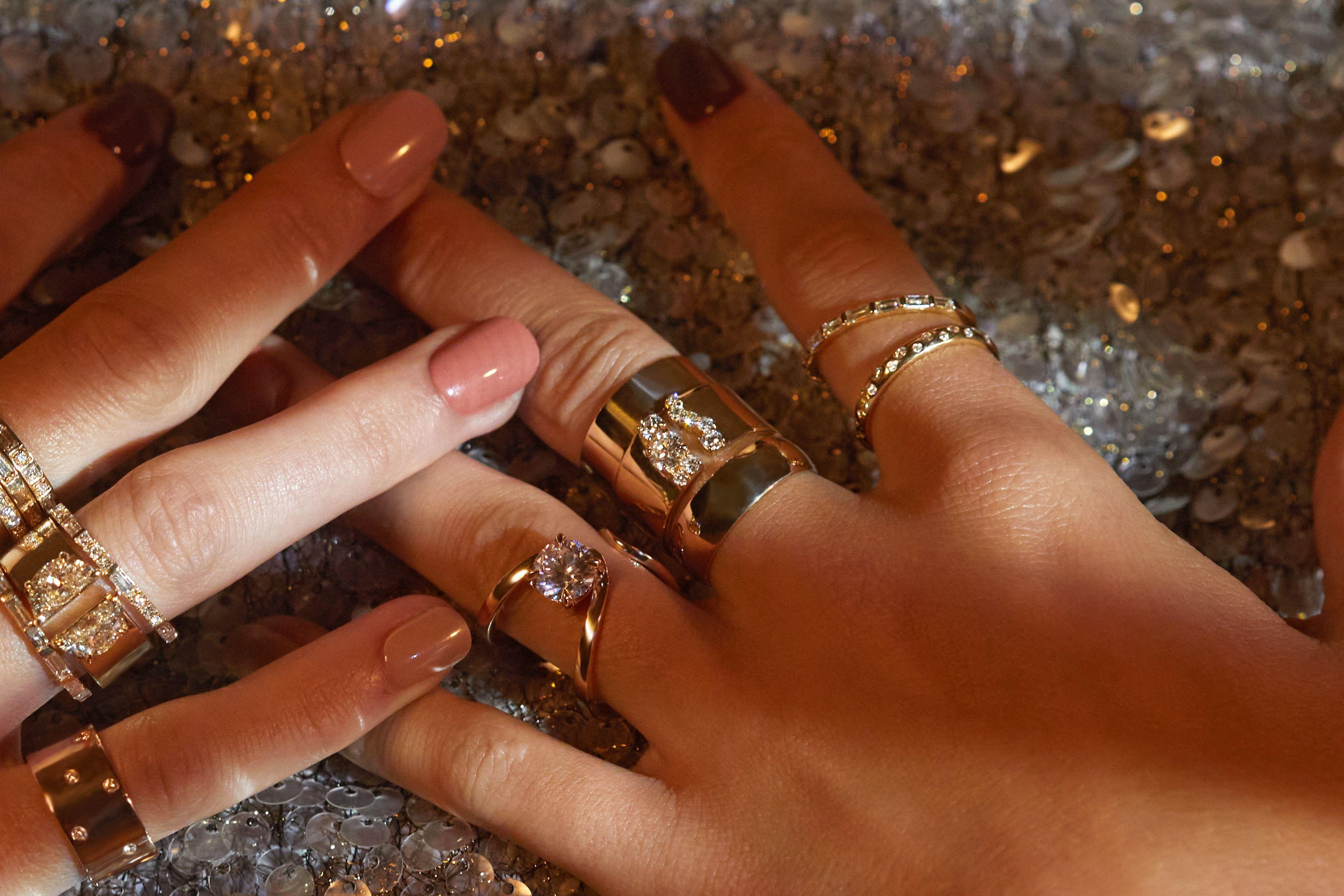 Im Angebot: Cluster Gap Ring Nr. 1 – breiter Zigarrenring mit Diamanten () 3