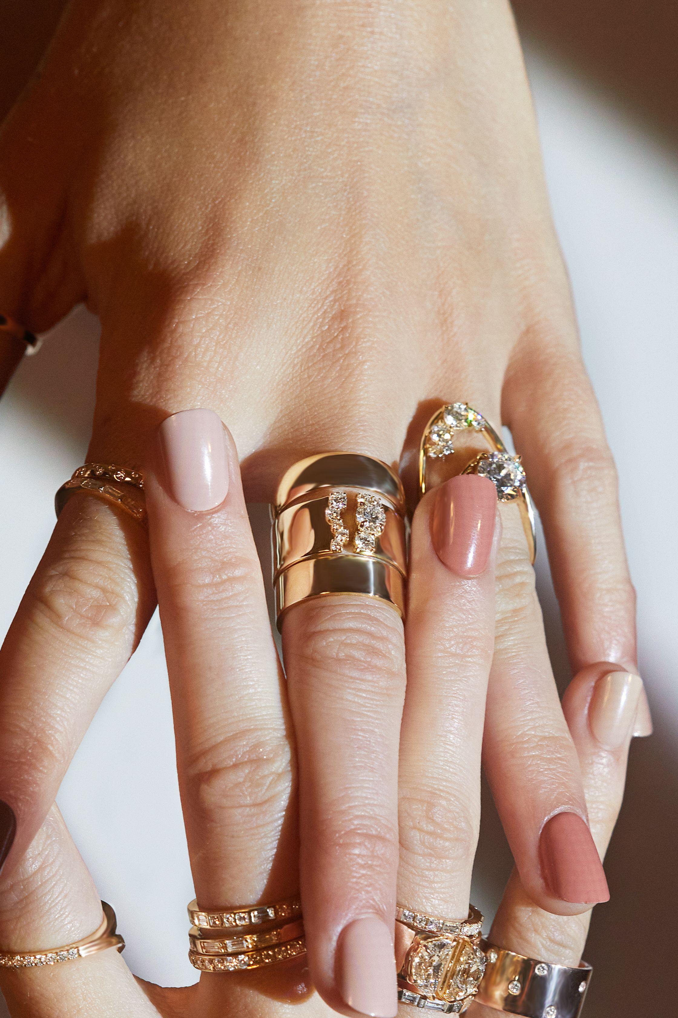 Im Angebot: Cluster Gap Ring Nr. 1 – breiter Zigarrenring mit Diamanten () 4