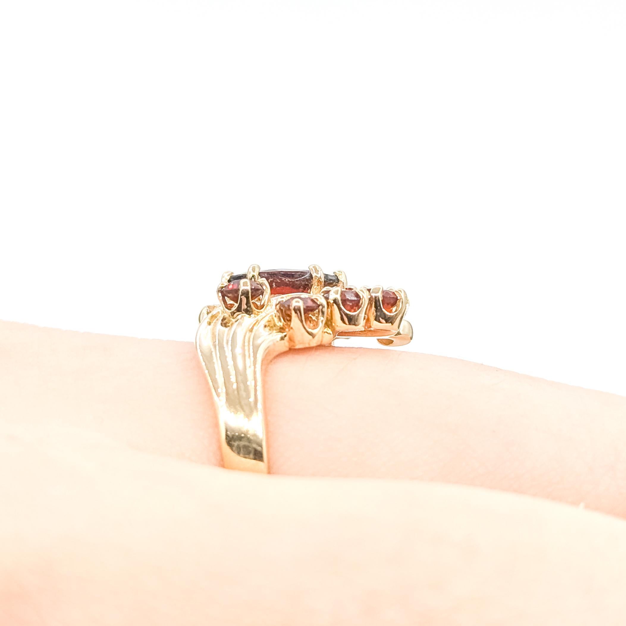 Taille Marquise Bague en or jaune 14k avec grenat en grappe en vente