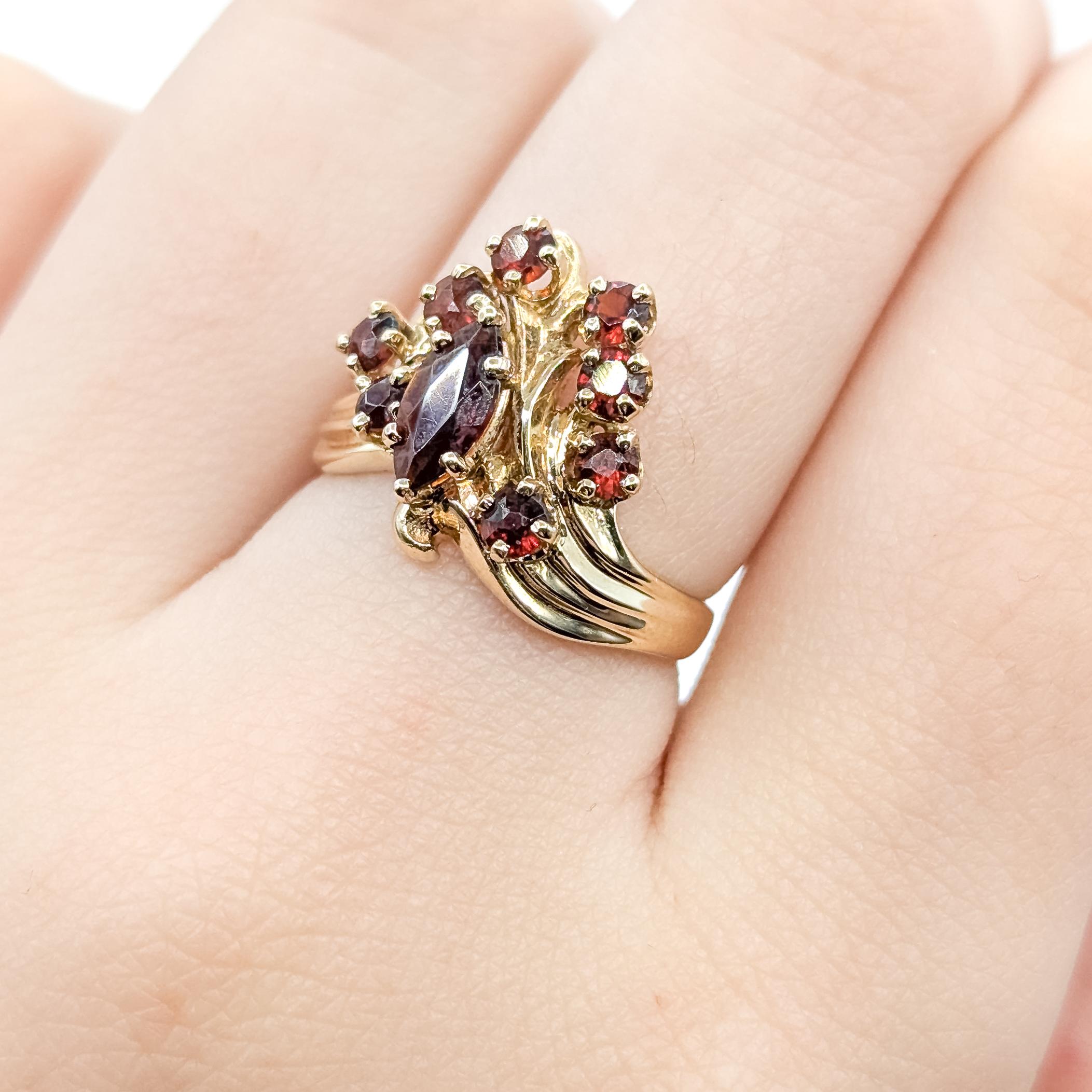 Bague en or jaune 14k avec grenat en grappe Excellent état - En vente à Bloomington, MN