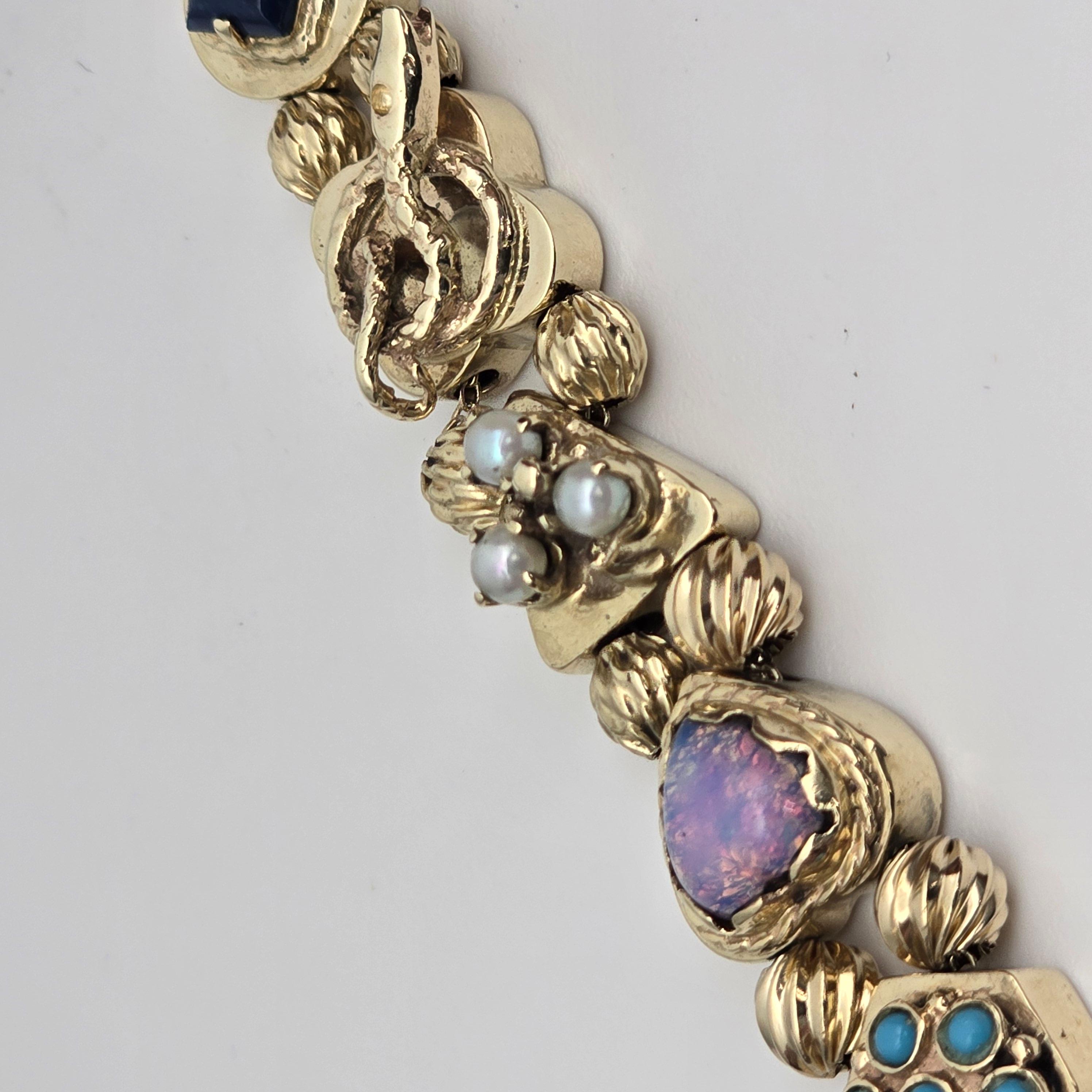 Interesante pulsera de oro de 14 quilates que pesa 32 gramos, con muchos colgantes y piedras preciosas.

PESO EN GRAMOS: 32,77
ORO: oro amarillo de 14 quilates

12 dijes en la pulsera.




LO QUE SE OBTIENE EN LA JOYERÍA STAMPAR:
Stampar Jewelers,