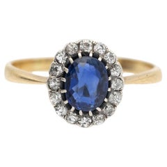 Cluster gold ring with natural sapphire and diamonds.