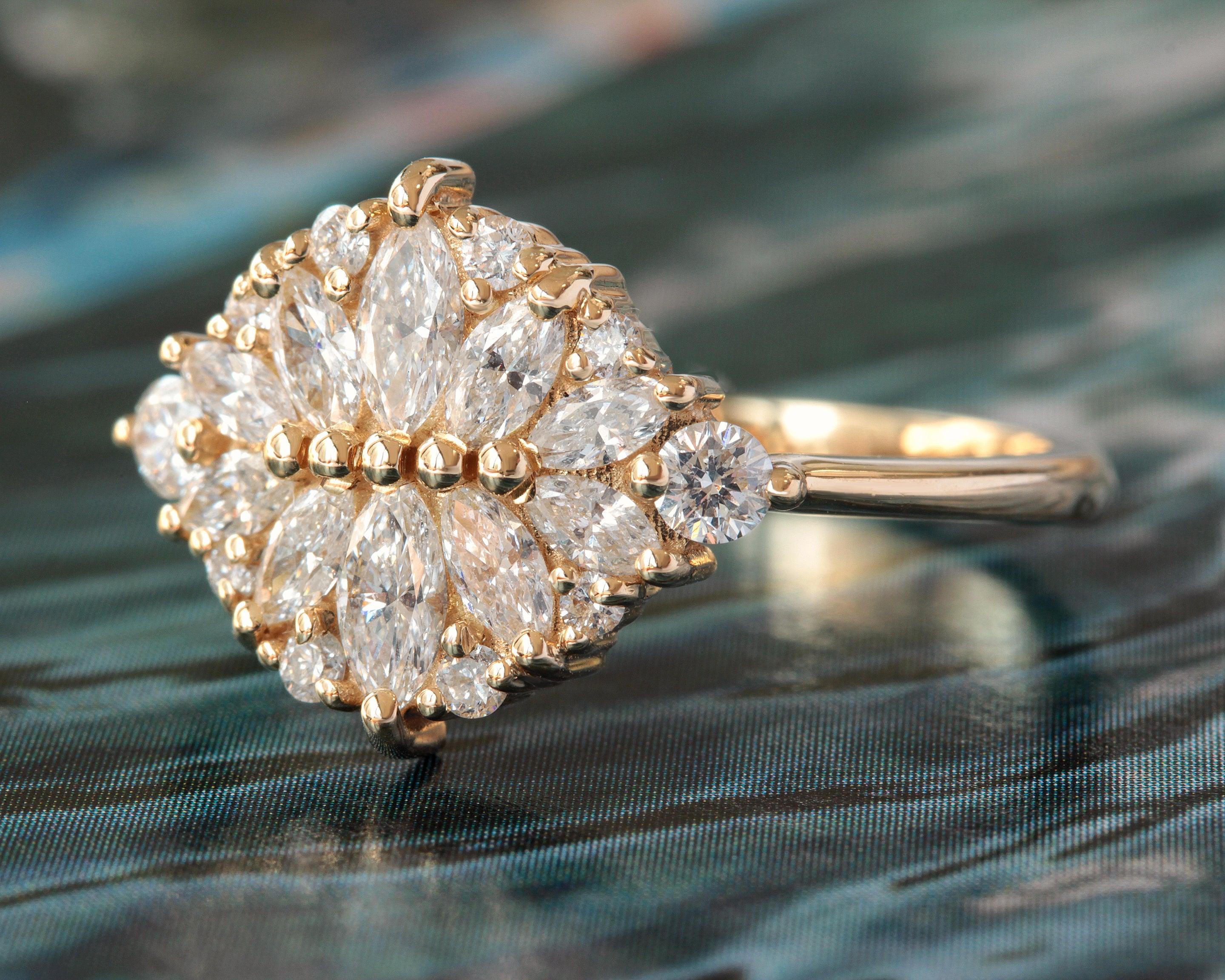Contemporain Bague de fiançailles en or jaune 14 carats avec diamants en grappe « Reflections » en vente