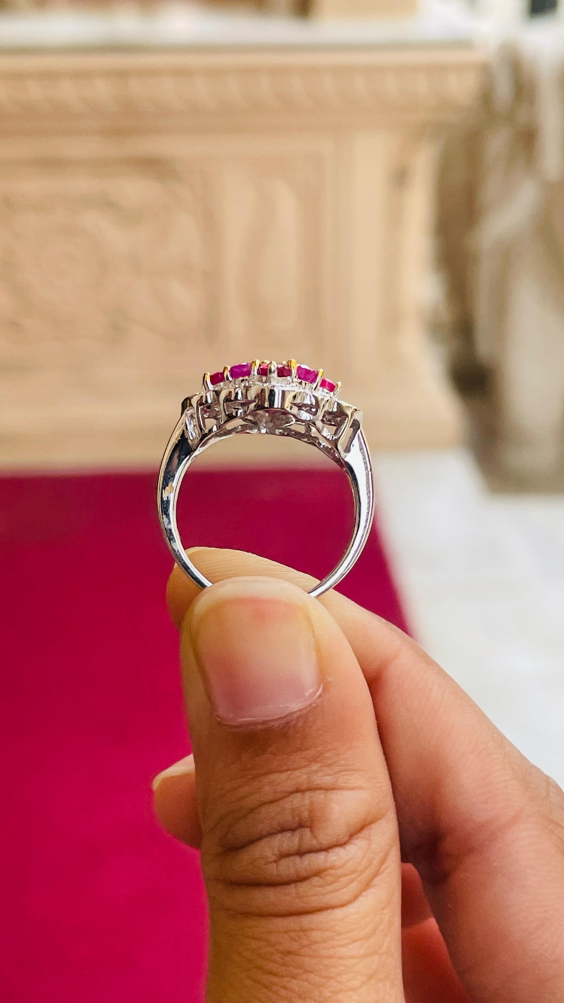 Im Angebot: Cluster-Cocktailring mit natürlichem Rubin und Diamanten aus 14k massivem Weißgold () 13