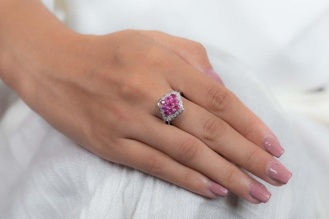 Im Angebot: Cluster-Cocktailring mit natürlichem Rubin und Diamanten aus 14k massivem Weißgold () 6