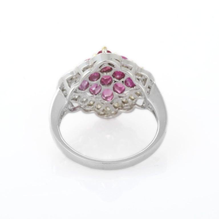 Im Angebot: Cluster-Cocktailring mit natürlichem Rubin und Diamanten aus 14k massivem Weißgold () 7