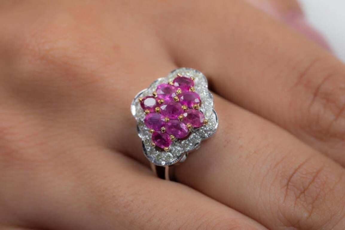 Im Angebot: Cluster-Cocktailring mit natürlichem Rubin und Diamanten aus 14k massivem Weißgold () 9