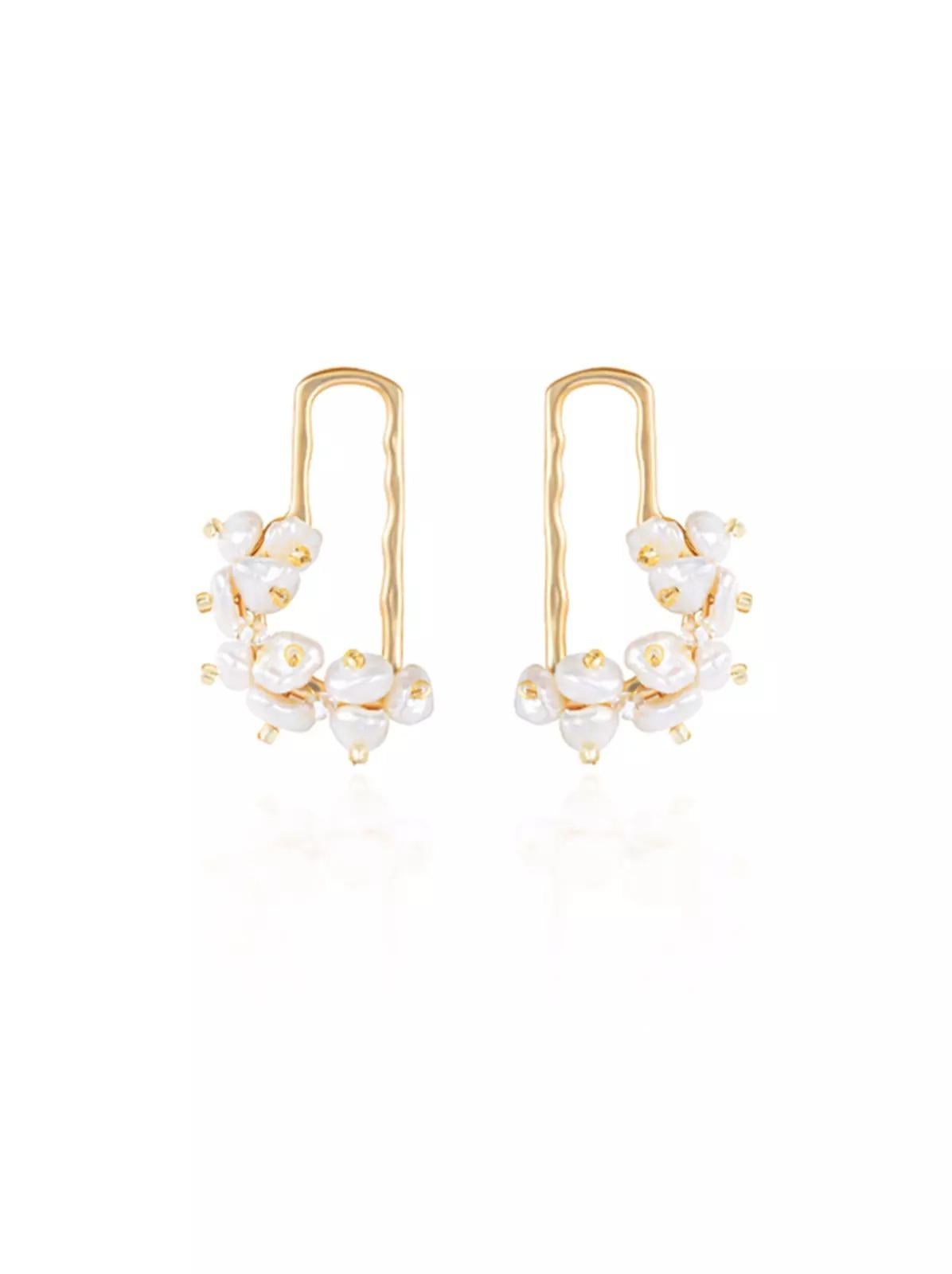 Orecchini a grappolo di perle naturali bianche irregolari a rettangolo, tonalità oro, elementi Swarovski

100% fatto a mano. Ottimo regalo per la signora. Costo e qualità molto elevati.

Materiale: Perle naturali, placcate in oro. Aghi: argento