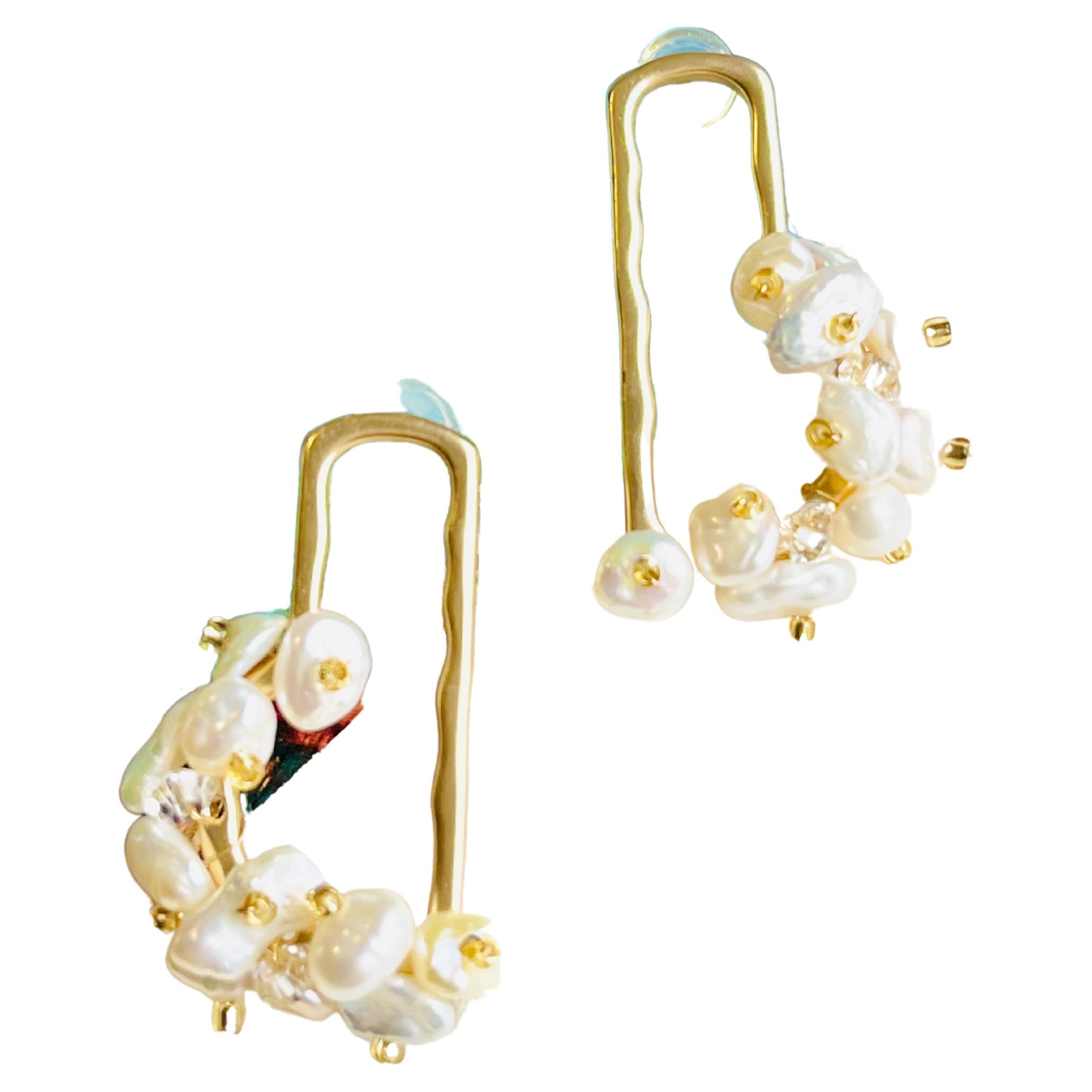 Créoles en or rectangulaire avec perles irrégulières blanches naturelles en grappe, demi-cerceau