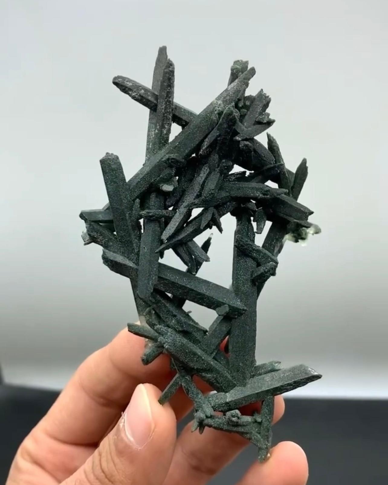 Cluster aus länglichen Waldgrünen Chlorit-Quarzkristallen aus Pakistan im Angebot 3