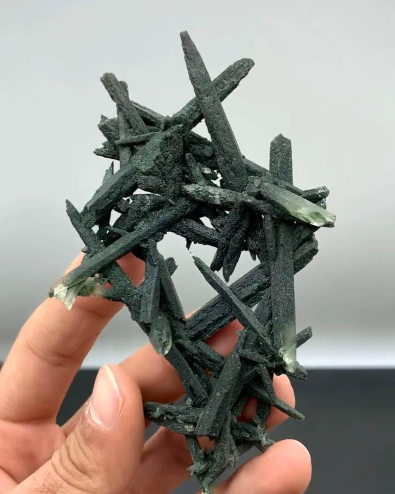 Informationen zum Produkt:

Probenart: Chlorit-Quarz-Cluster

Gewicht: 48 Gramm

Abmessungen: H: 12 x B: 7 x T: 3 cm

Behandlung: Keine

Herkunft: Bezirk Skardu, Provinz Gilgit Baltistan, Pakistan

Beschreibung:

Stellen Sie sich eine faszinierende