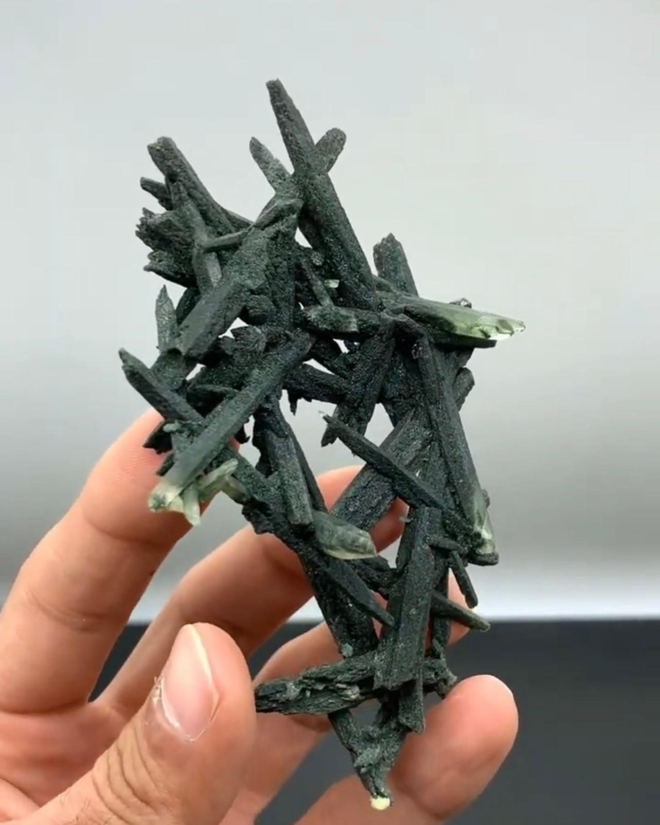 Cluster aus länglichen Waldgrünen Chlorit-Quarzkristallen aus Pakistan (Moderne) im Angebot