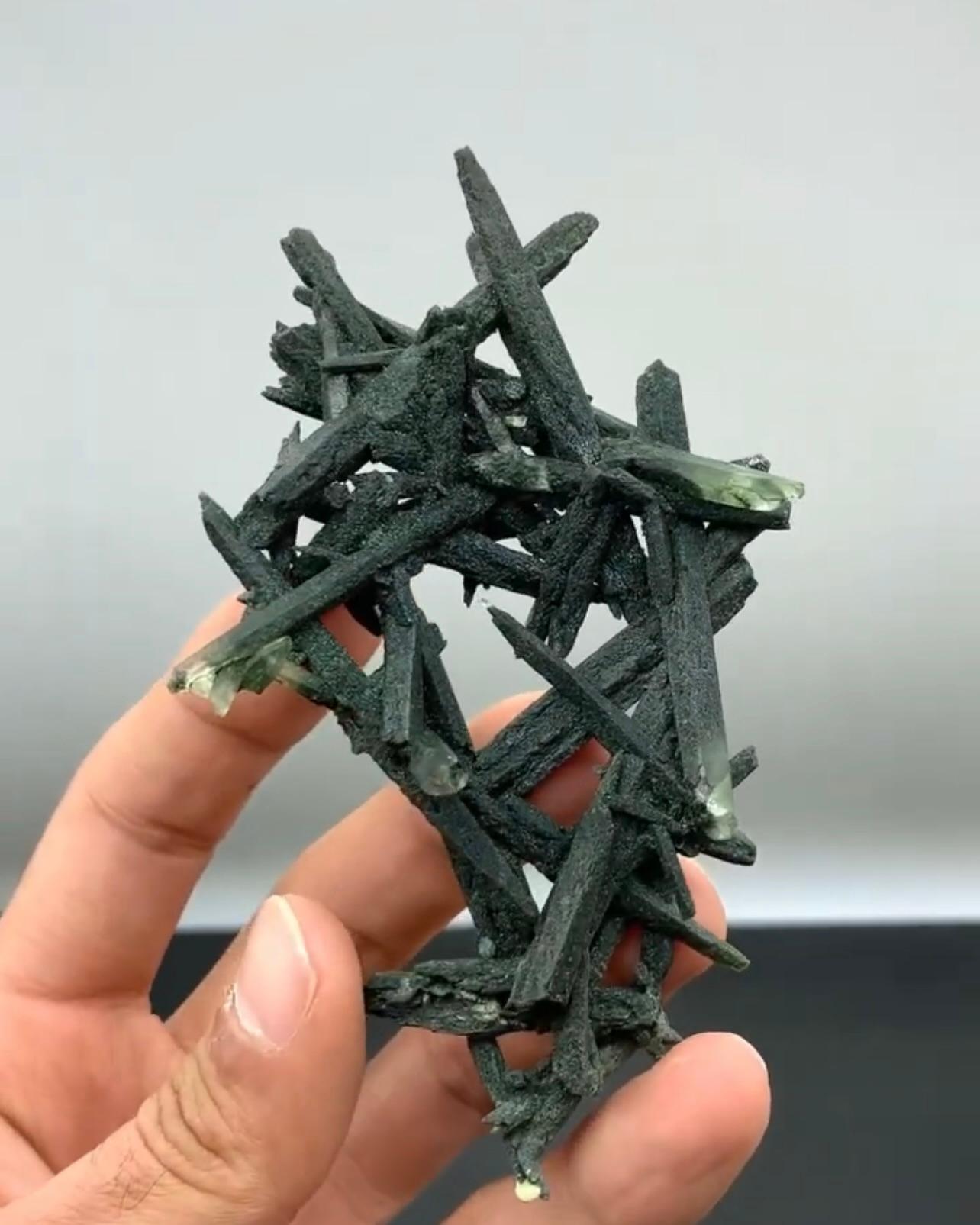 Cluster aus länglichen Waldgrünen Chlorit-Quarzkristallen aus Pakistan (Pakistanisch) im Angebot