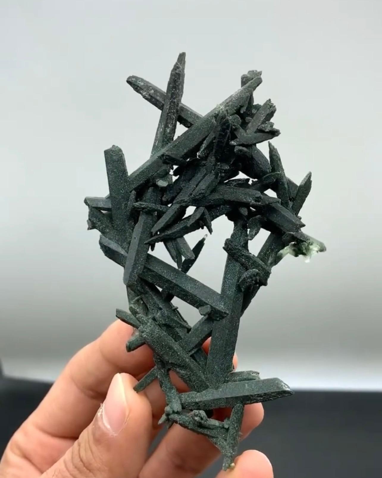 Cluster aus länglichen Waldgrünen Chlorit-Quarzkristallen aus Pakistan im Angebot 2
