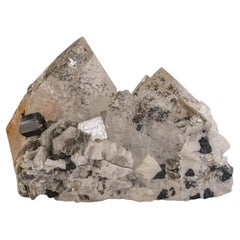 Cluster di quarzo terminato a punta con apatite e scorza proveniente dal Pakistan