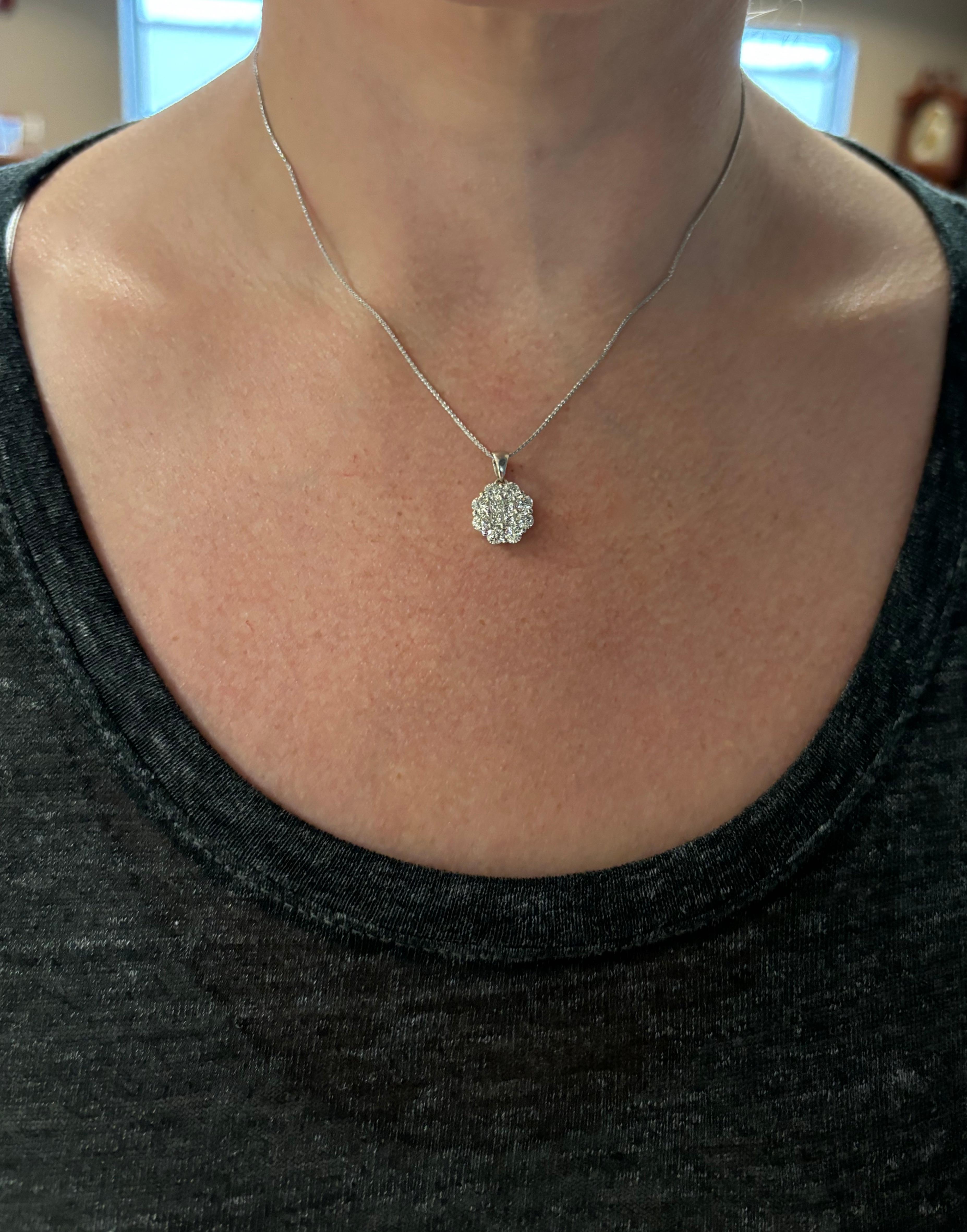 Collana con pendente di diamanti con 1,60CTW di diamanti estratti dalla terra
 
Pietra preziosa: Diamante estratto dalla terra
Peso totale in carati dei diamanti: 1.60CTW
Taglio del diamante: Taglio rotondo, Brilliante e Principessa
Colore: medio