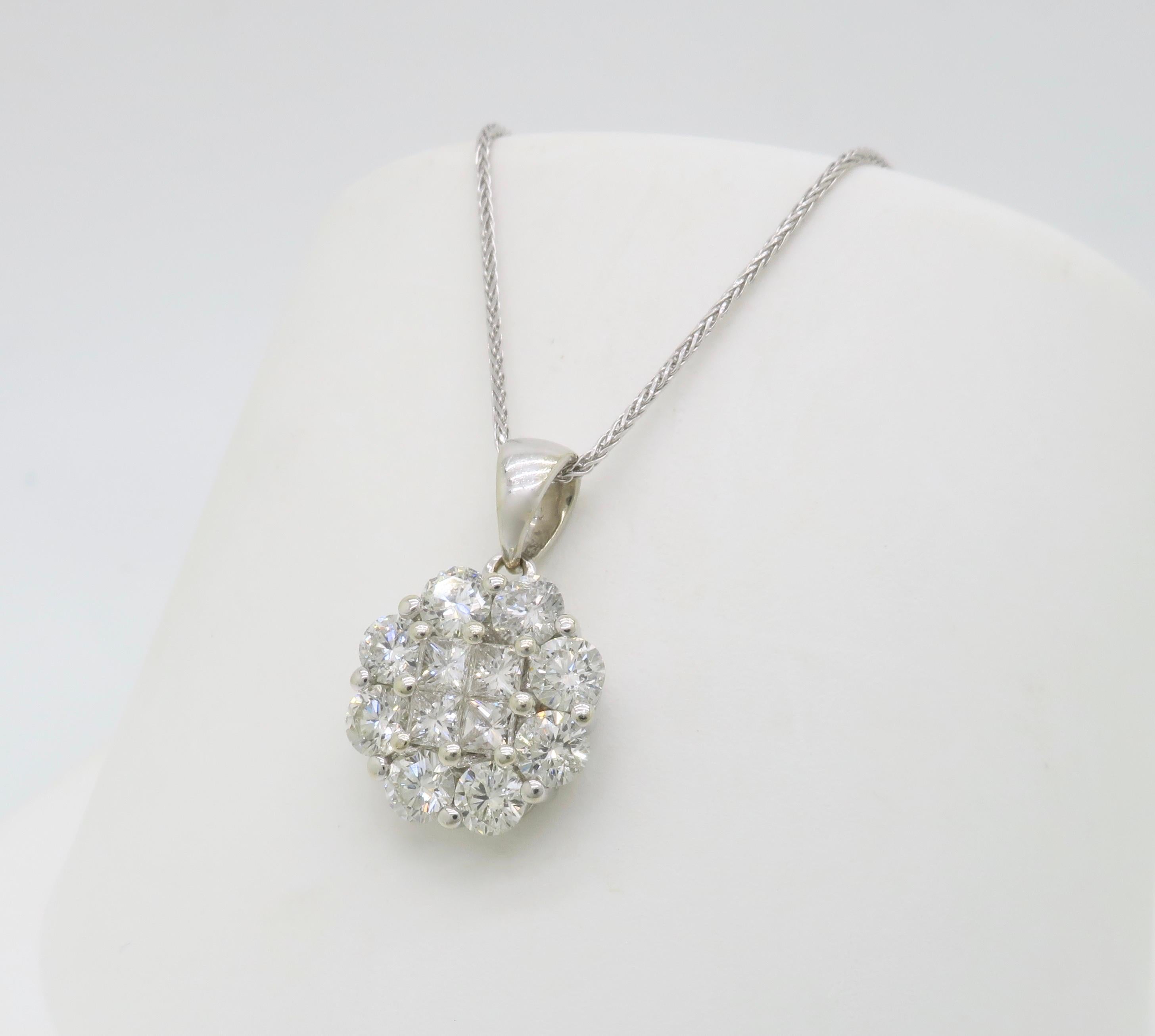 Donna Ciondolo a grappolo con 1,60 CTW di diamanti in oro bianco 14k in vendita