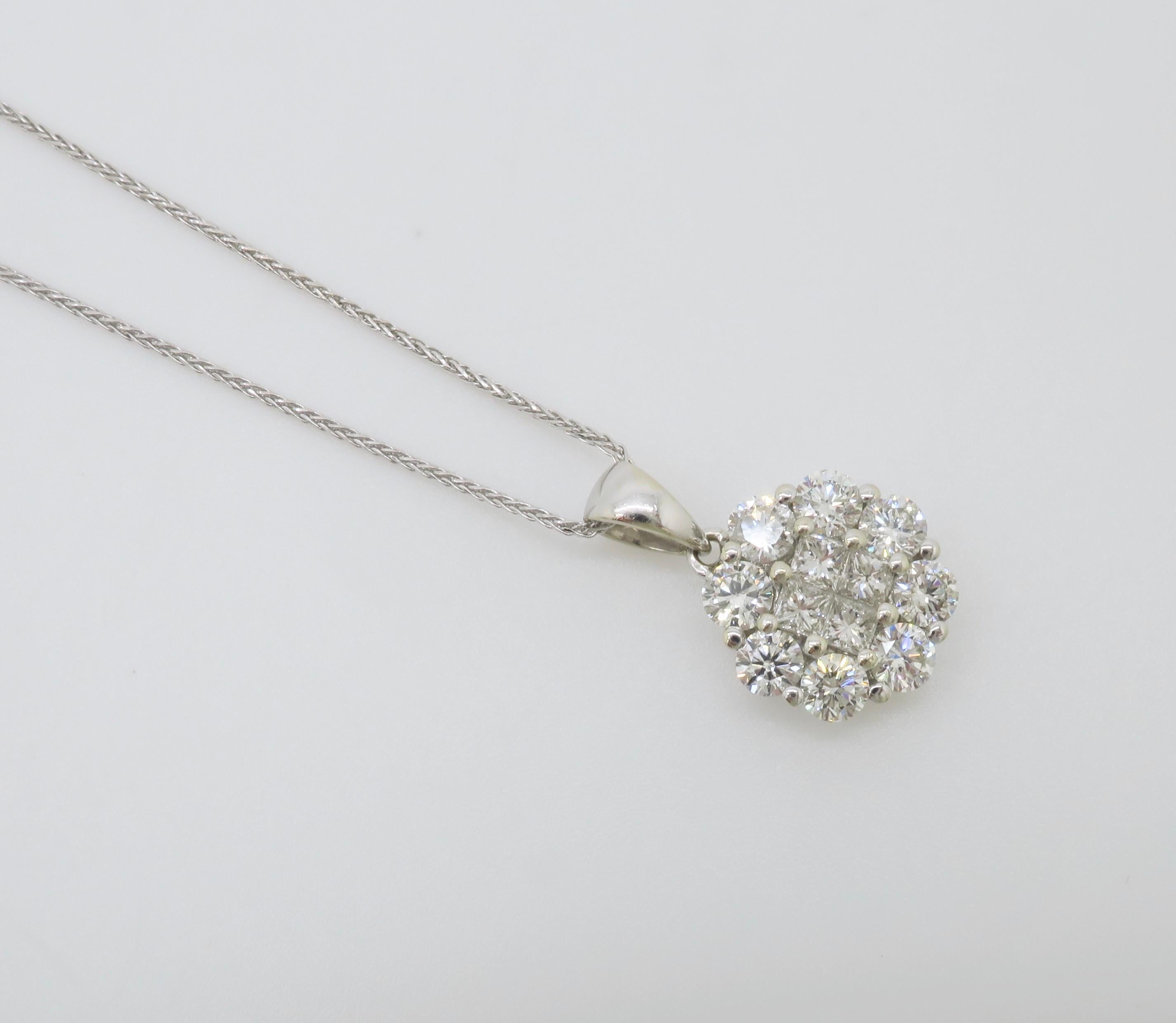 Ciondolo a grappolo con 1,60 CTW di diamanti in oro bianco 14k in vendita 3