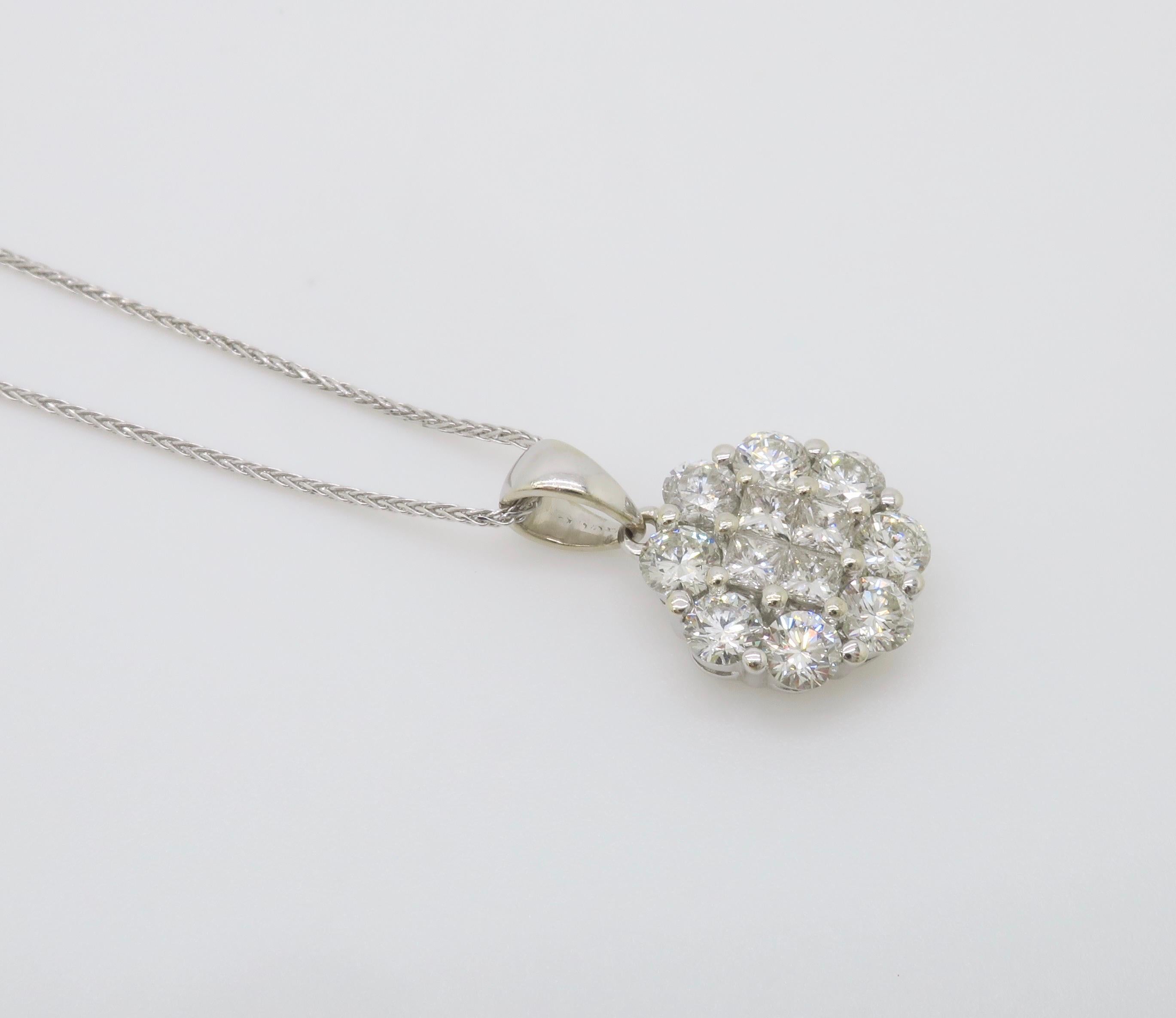 Ciondolo a grappolo con 1,60 CTW di diamanti in oro bianco 14k in vendita 4