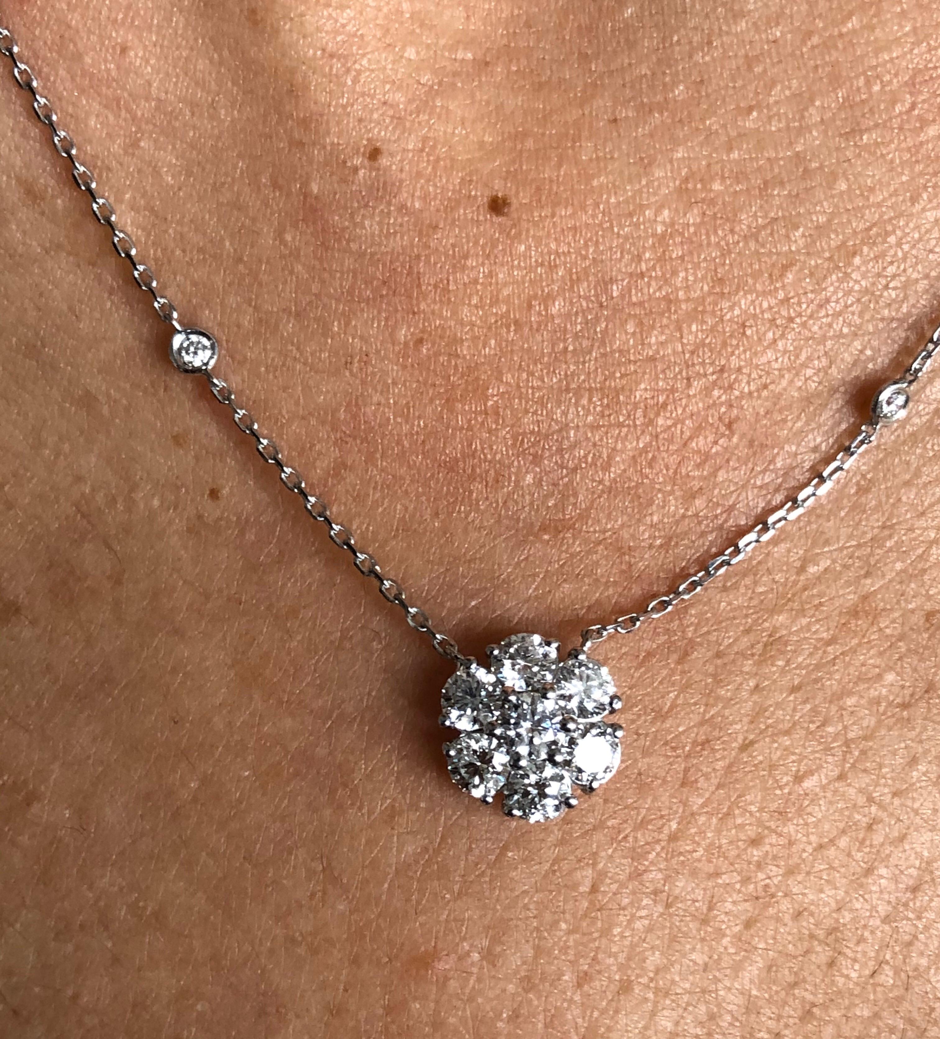 Pendentif en forme de grappe de fleurs monté sur une chaîne en or blanc 14K avec diamants au mètre de 16 pouces. Le poids total du collier est de 1,65 carats. La couleur des pierres est G-H, la clarté est SI1-SI2.