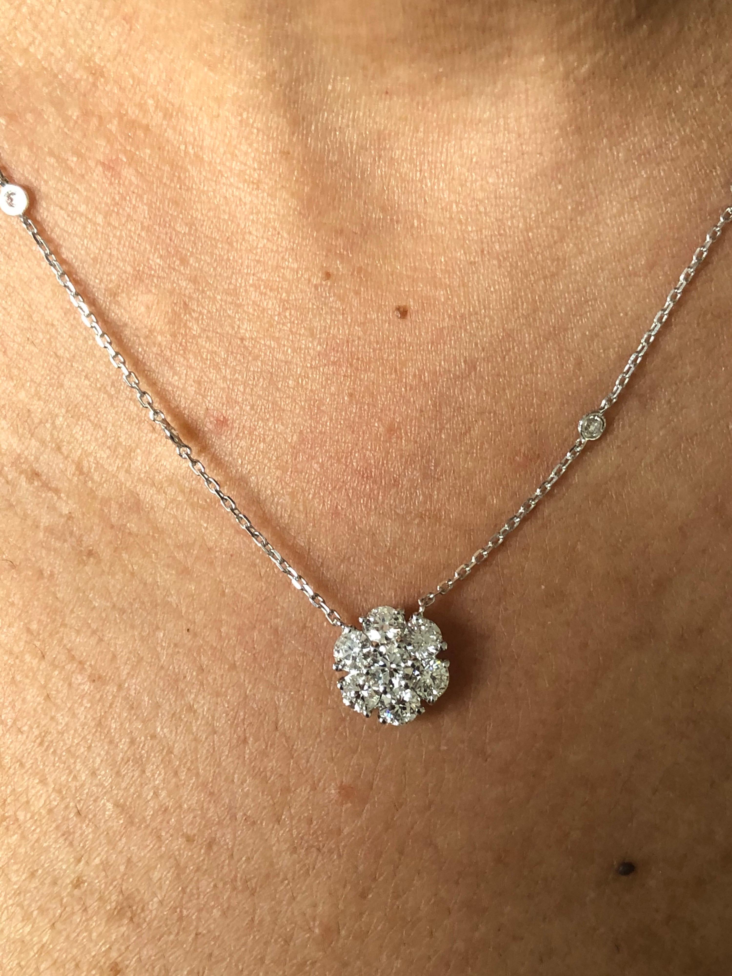 Moderne Pendentif grappe sur chaîne en forme de diamant par Yard en vente