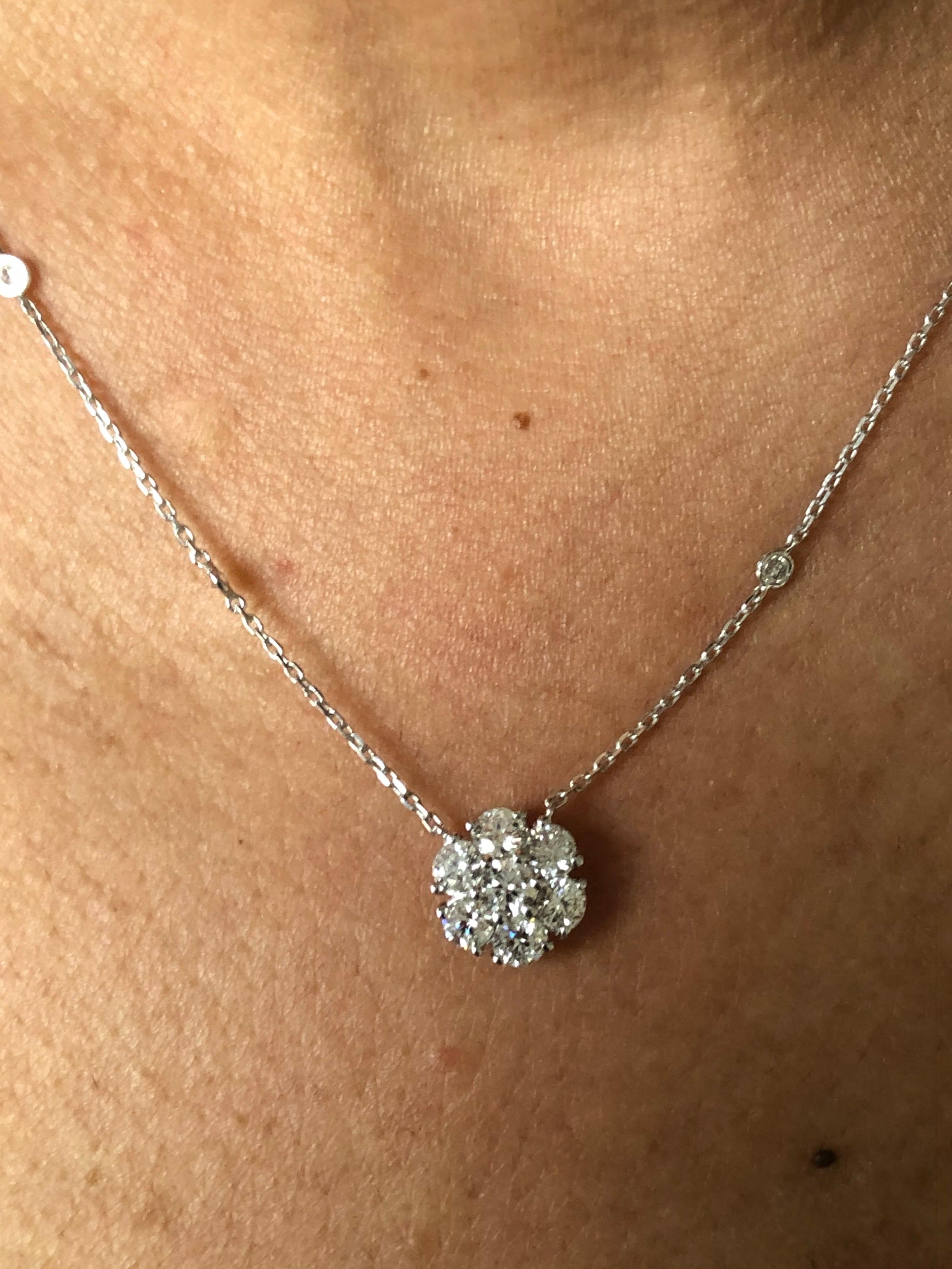 Taille ronde Pendentif grappe sur chaîne en forme de diamant par Yard en vente